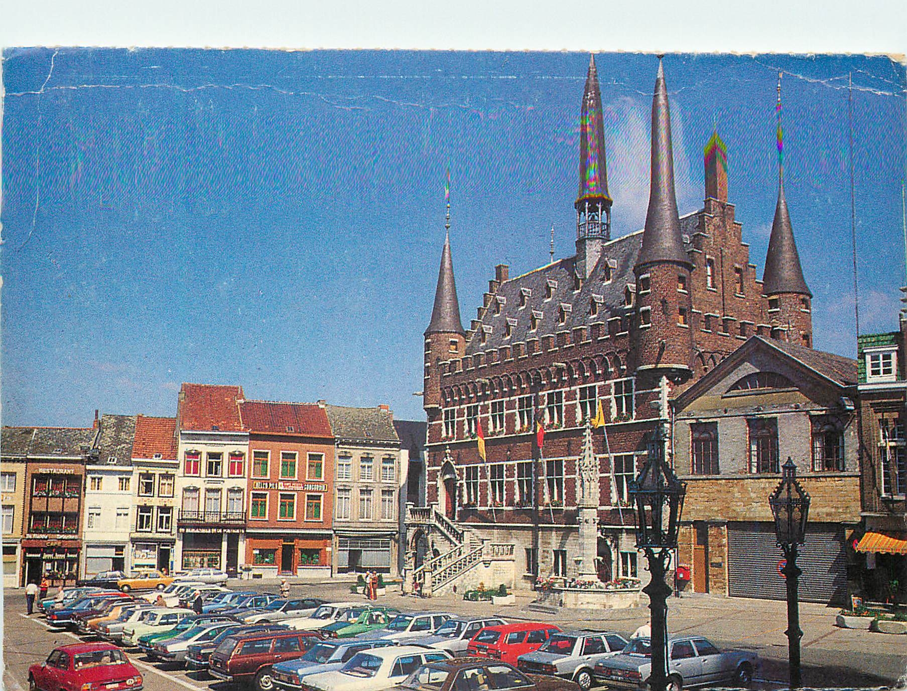 CPM L'Hotel de Ville de Geraardsbergen Batiment Tres Vivant avec Differentes Tours