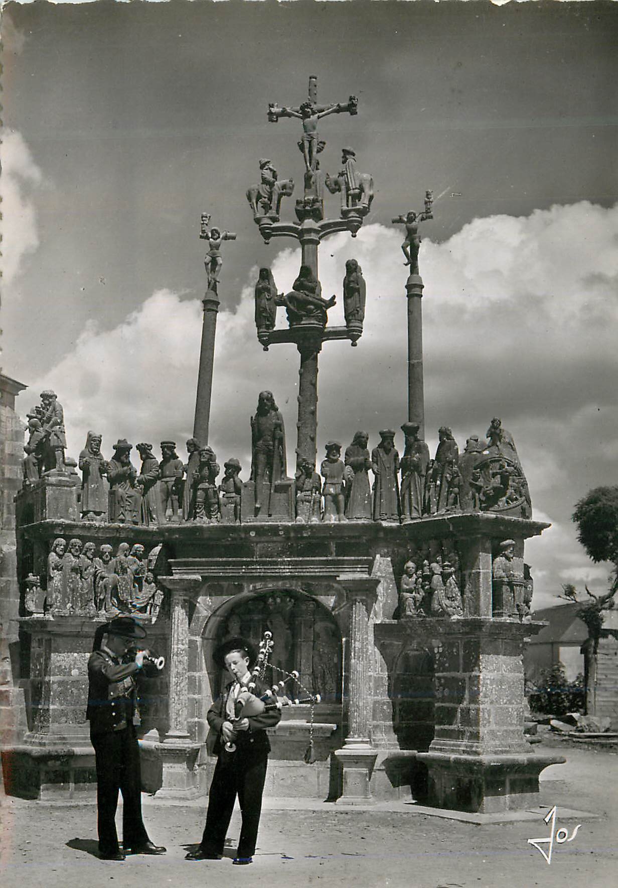 CPM Bretagne Plougastel Daoulas (Finistere) Jeunes Sonneurs de Plougastel Devant Le Grand Calvaire du XVIe Siecle Folklo