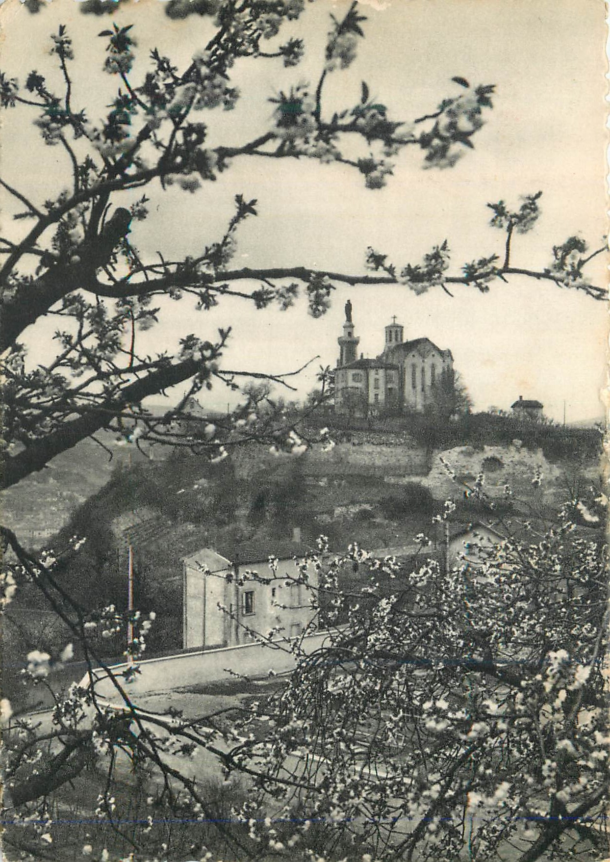 CPA Vienne 2630 chapelle et colline de pipet murs romains(anciennes fortifications)