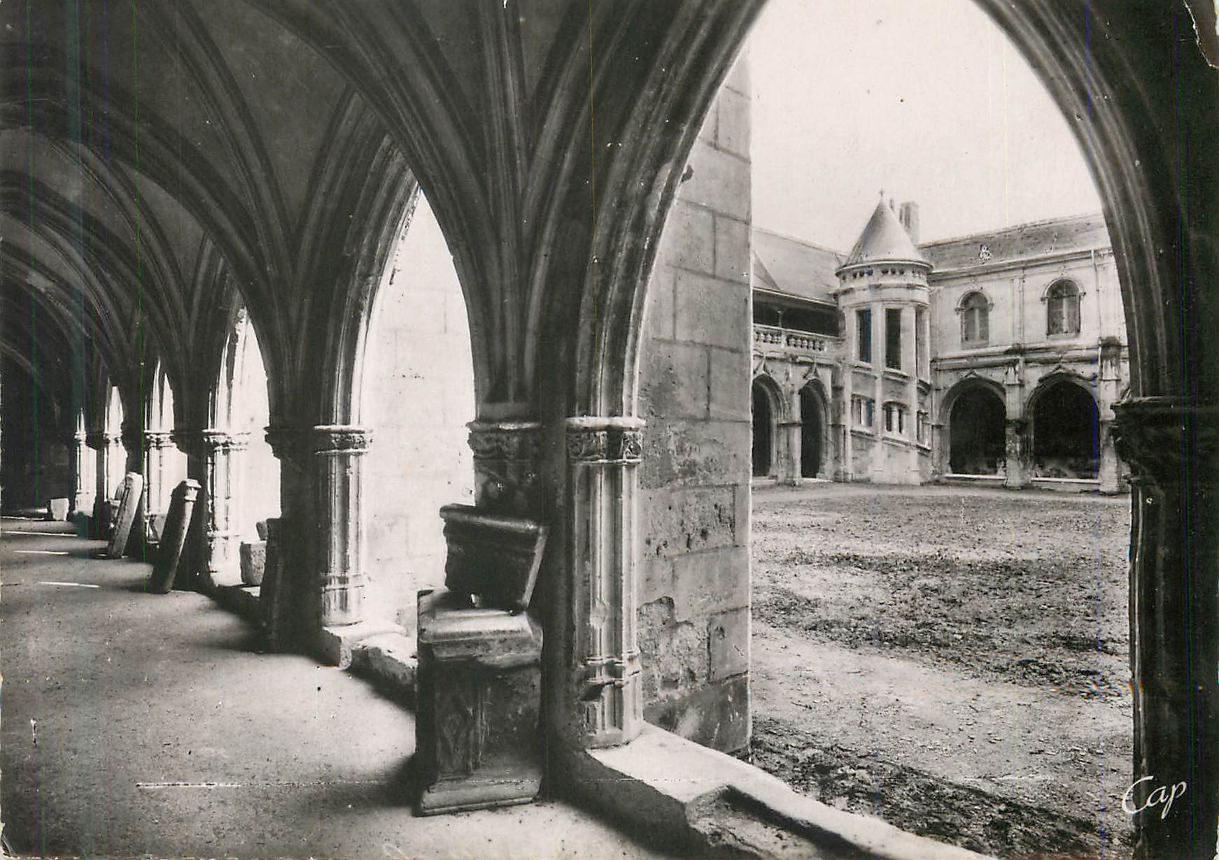 CPA Tours 159 cloitre saint gatien dit de la salette(xv et xvi s) vue de la galerie ouest