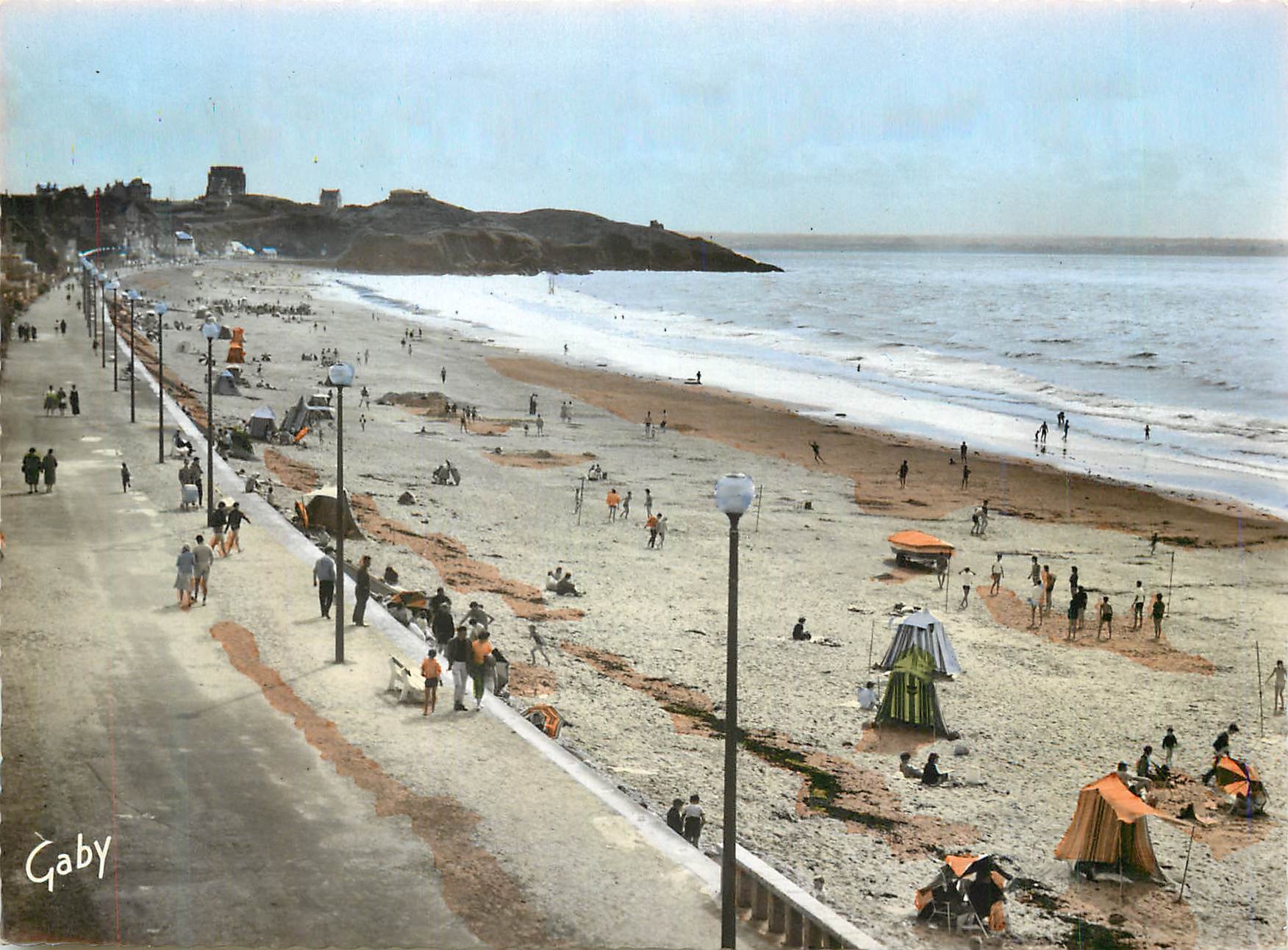 CPM Le val andre (c du n) la plage vers les murs blancs