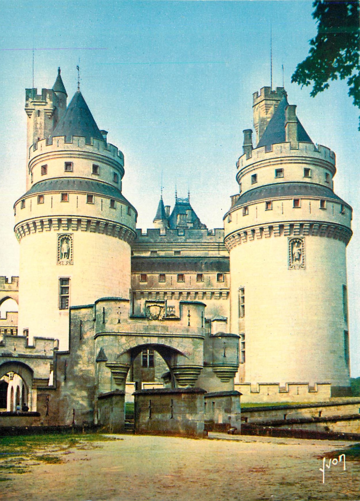 CPM Couleurs et lumiere de france pierrefonds (oise) le chateau entree principale les tours cesar et charlemagne