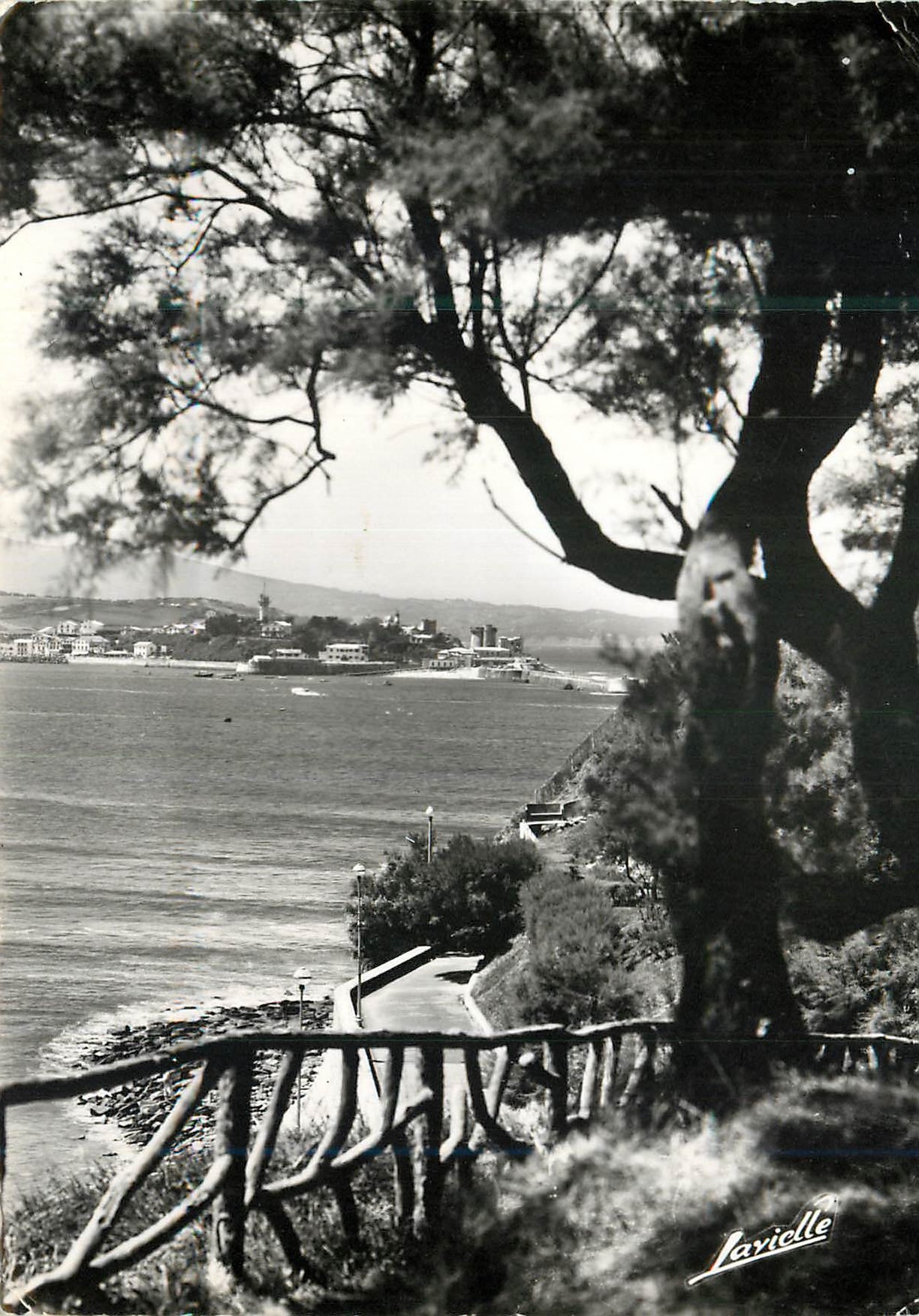 CPM G 149 st jean de luz vue sur la baie au fond socoa