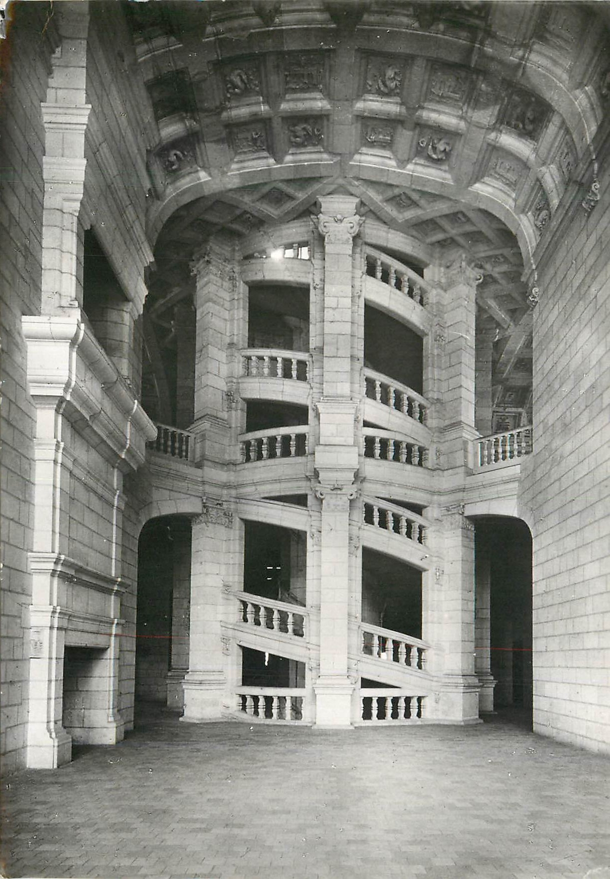 CPM Chambord (l et c) le chateau (xvi siecle) le grand escalier a double revolution