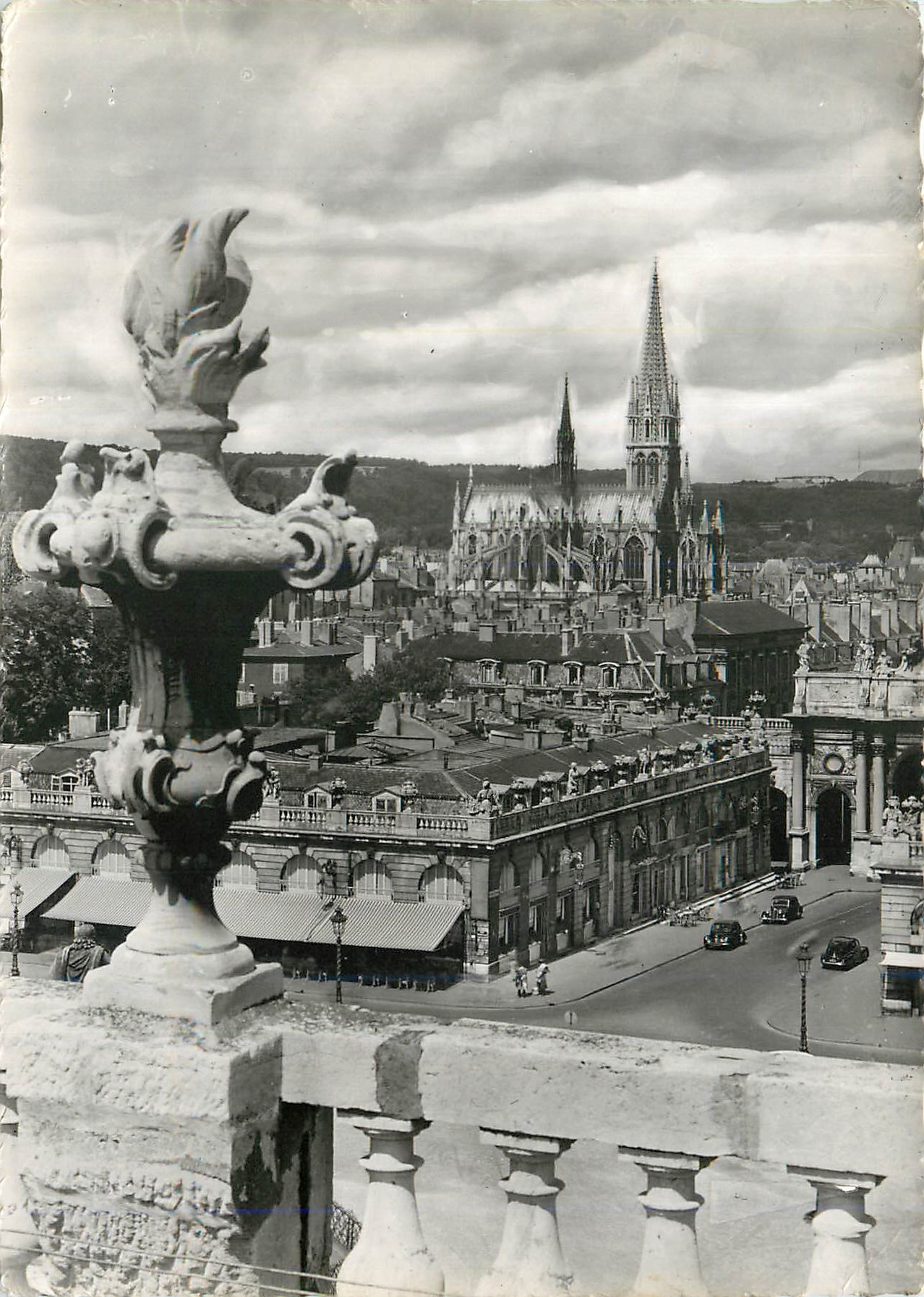 CPM 1 nancy place stanislas et saint epvre