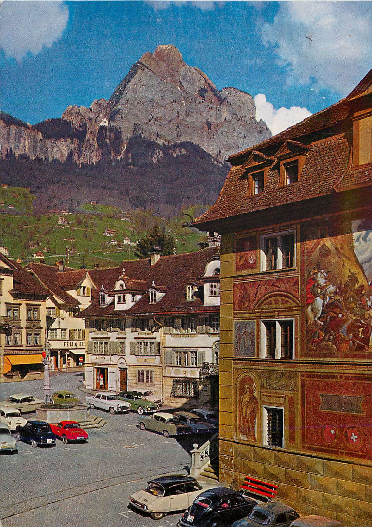 CPM Schwyz hauptplatz mit rathaus blick gegen mythen