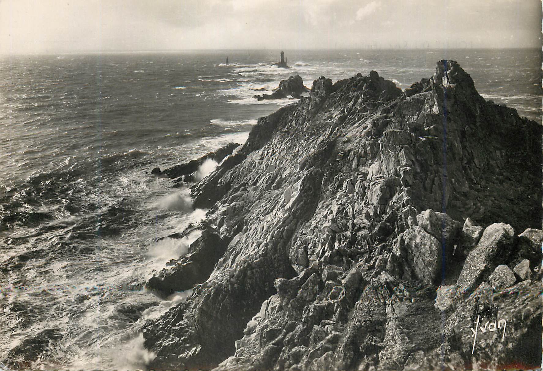 CPA Pointe du Raz Finistere L eperon et le phare de la Vielle