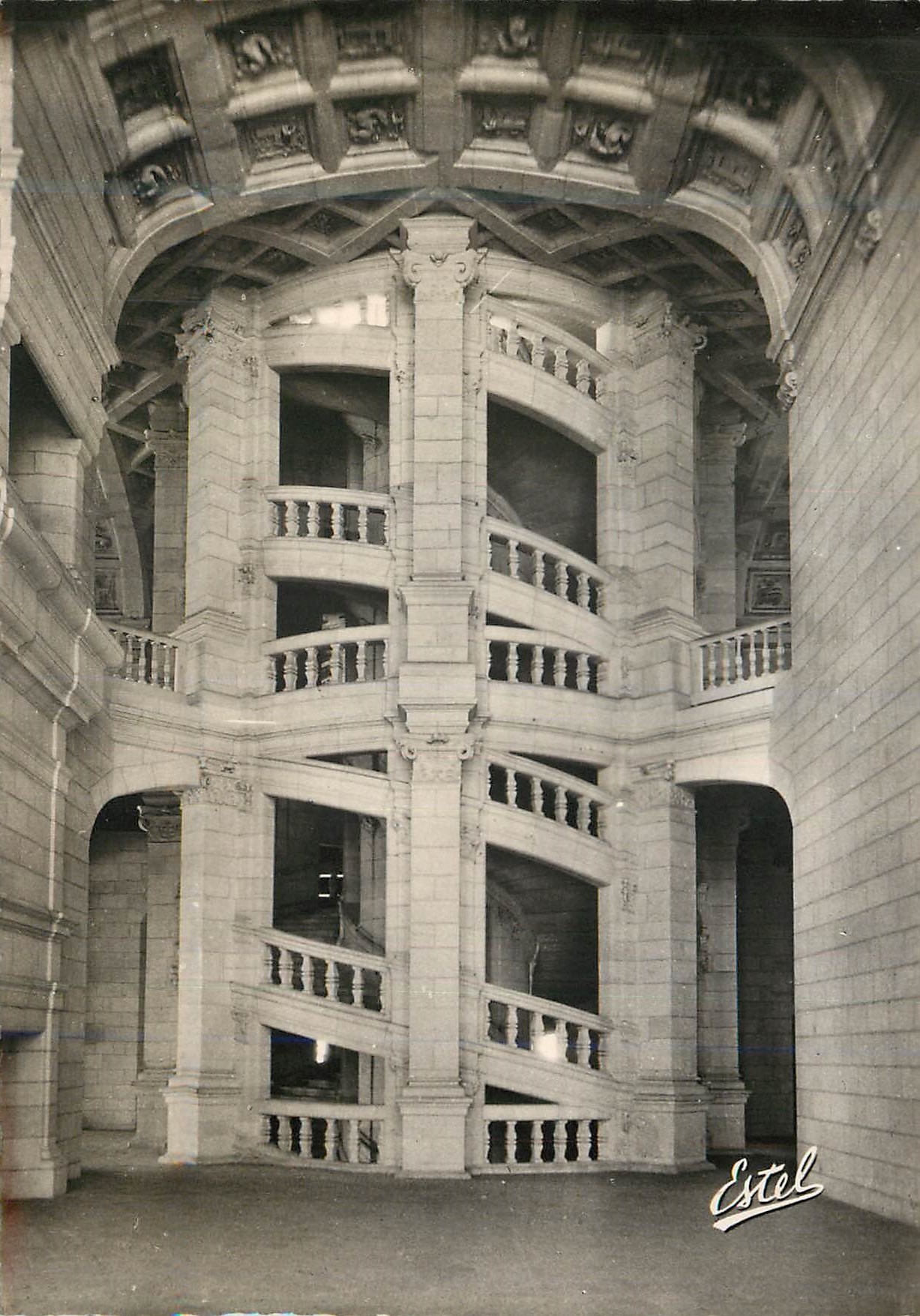 CPM Le Chateau de Chambord Le Grand Escalier double