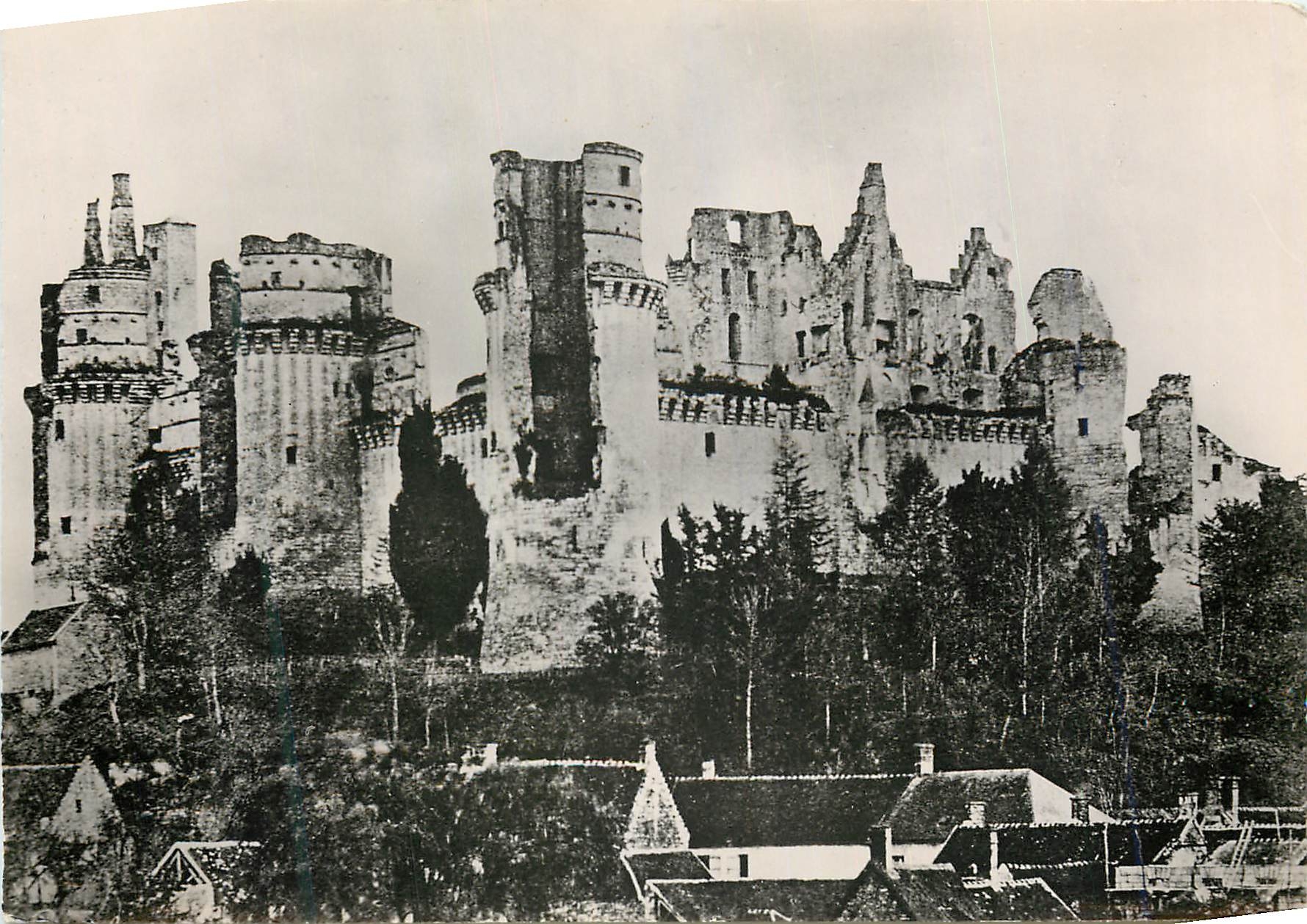 CPM Pierrefonds Oise Le Chateau avant la Restauration des Viollet le Duc