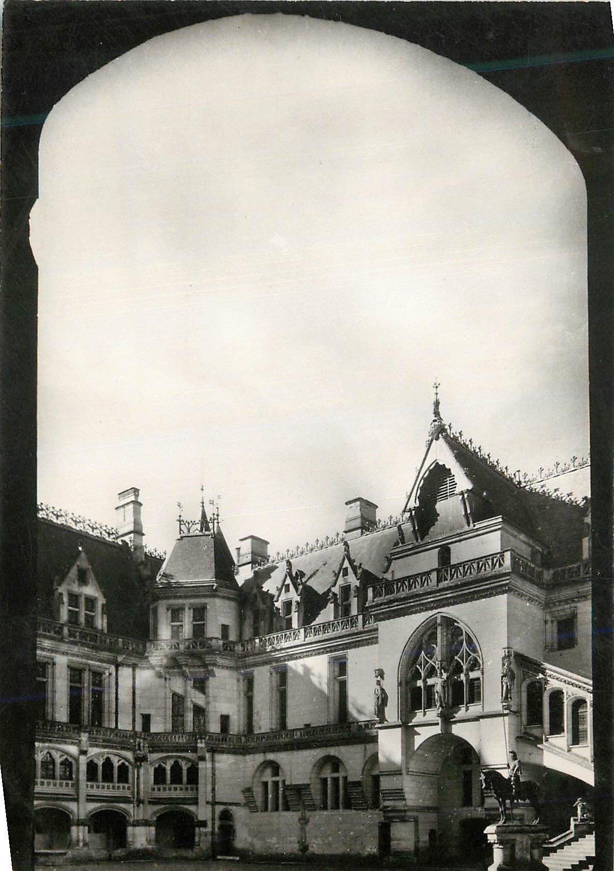 CPM Chateau de Pierrefonds Oise Cour d Honneur
