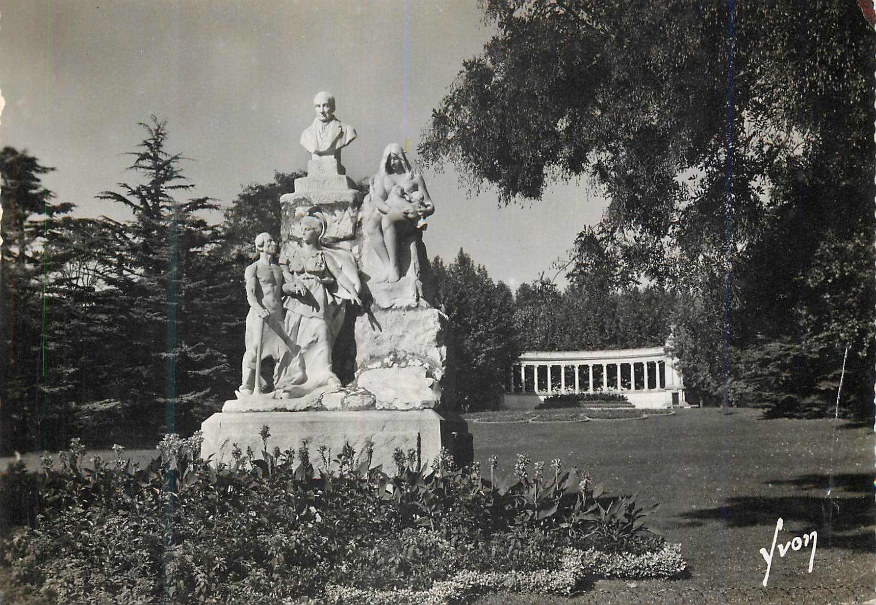CPM Montpellier Herault Jardin de l esplanade Monument d Auguste Comte