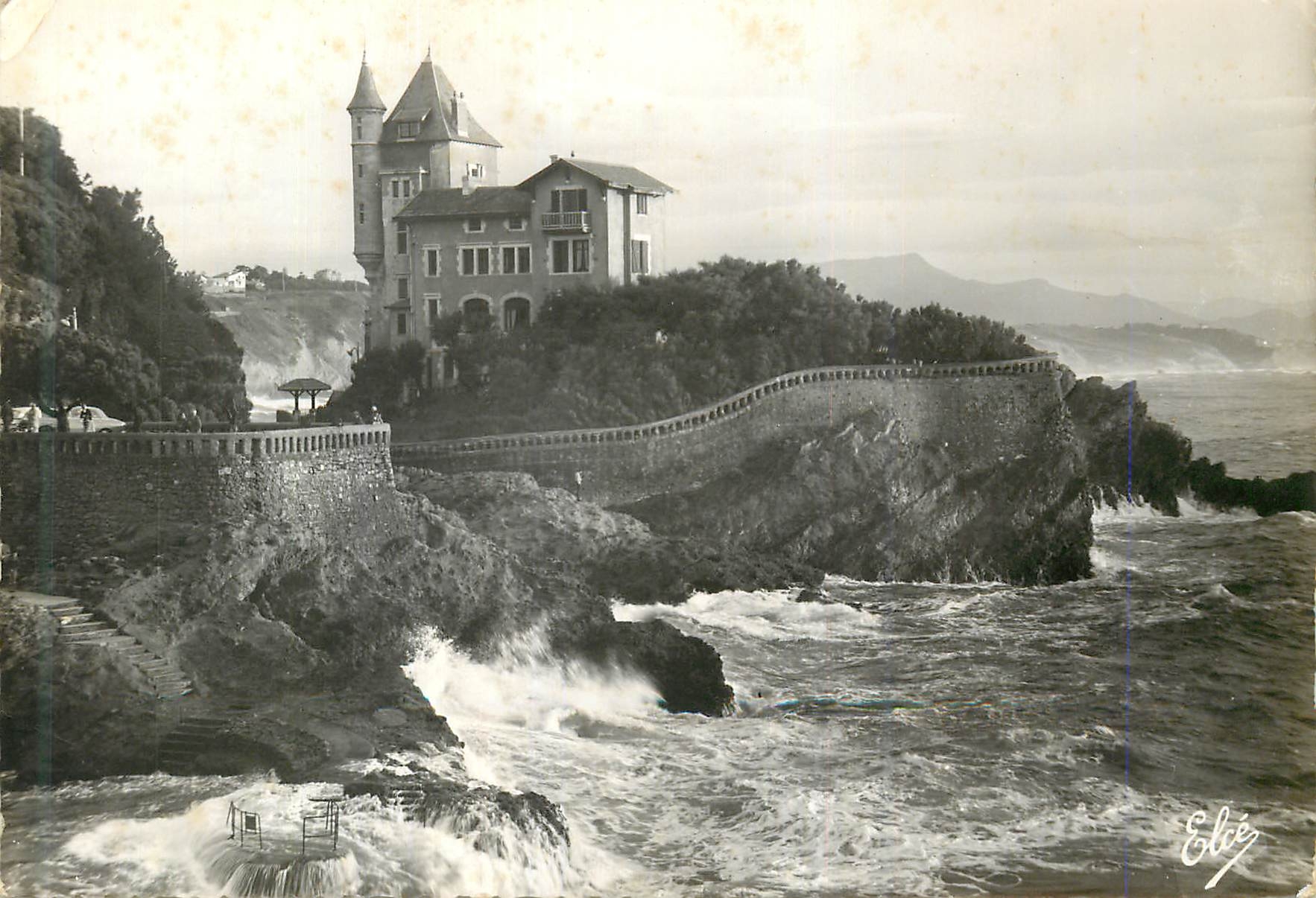 CPM Biarritz Basses Pyrenees Effet de Vagues a la Villa Belza