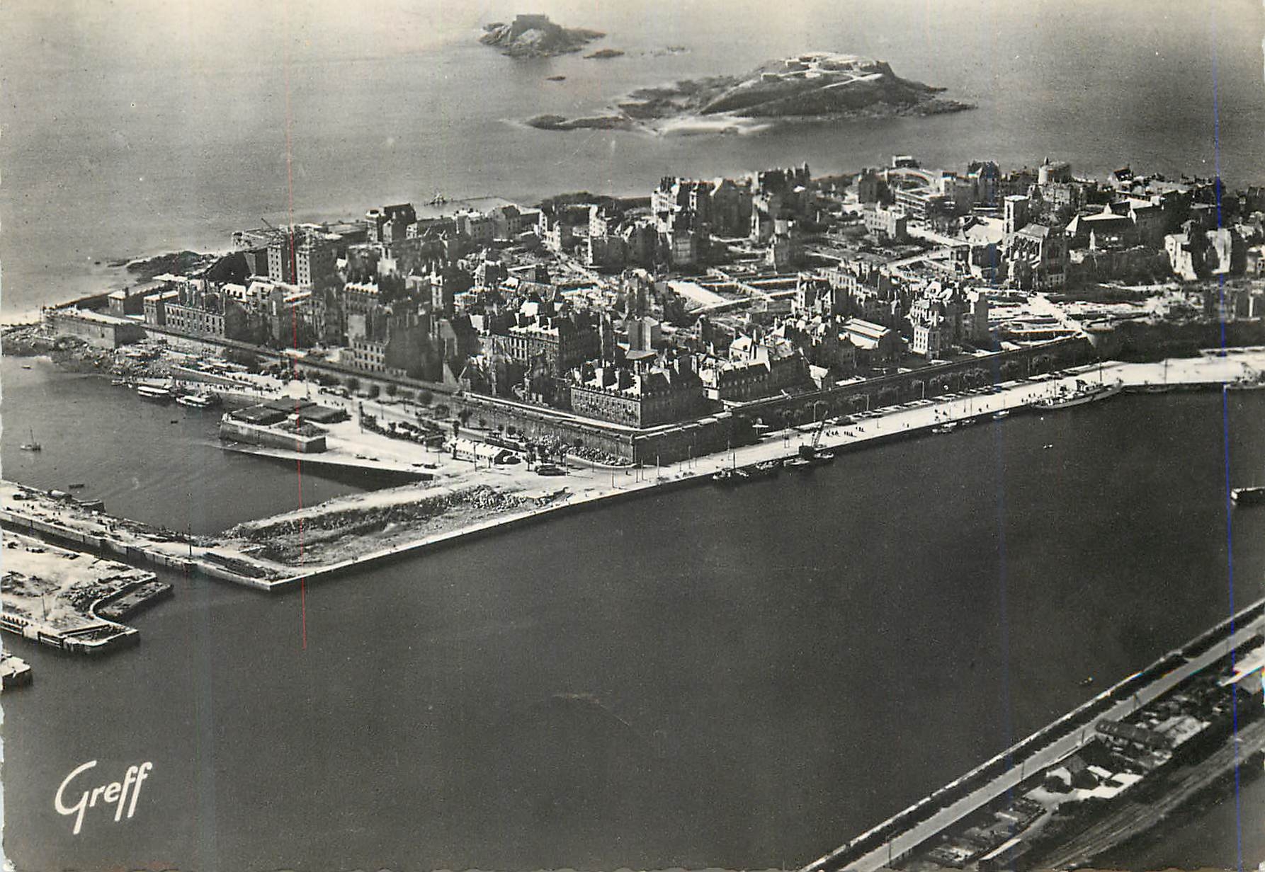 CPM En Bretagne Vue aerienne Saint Malo et Iles du Petit et Grand Bey