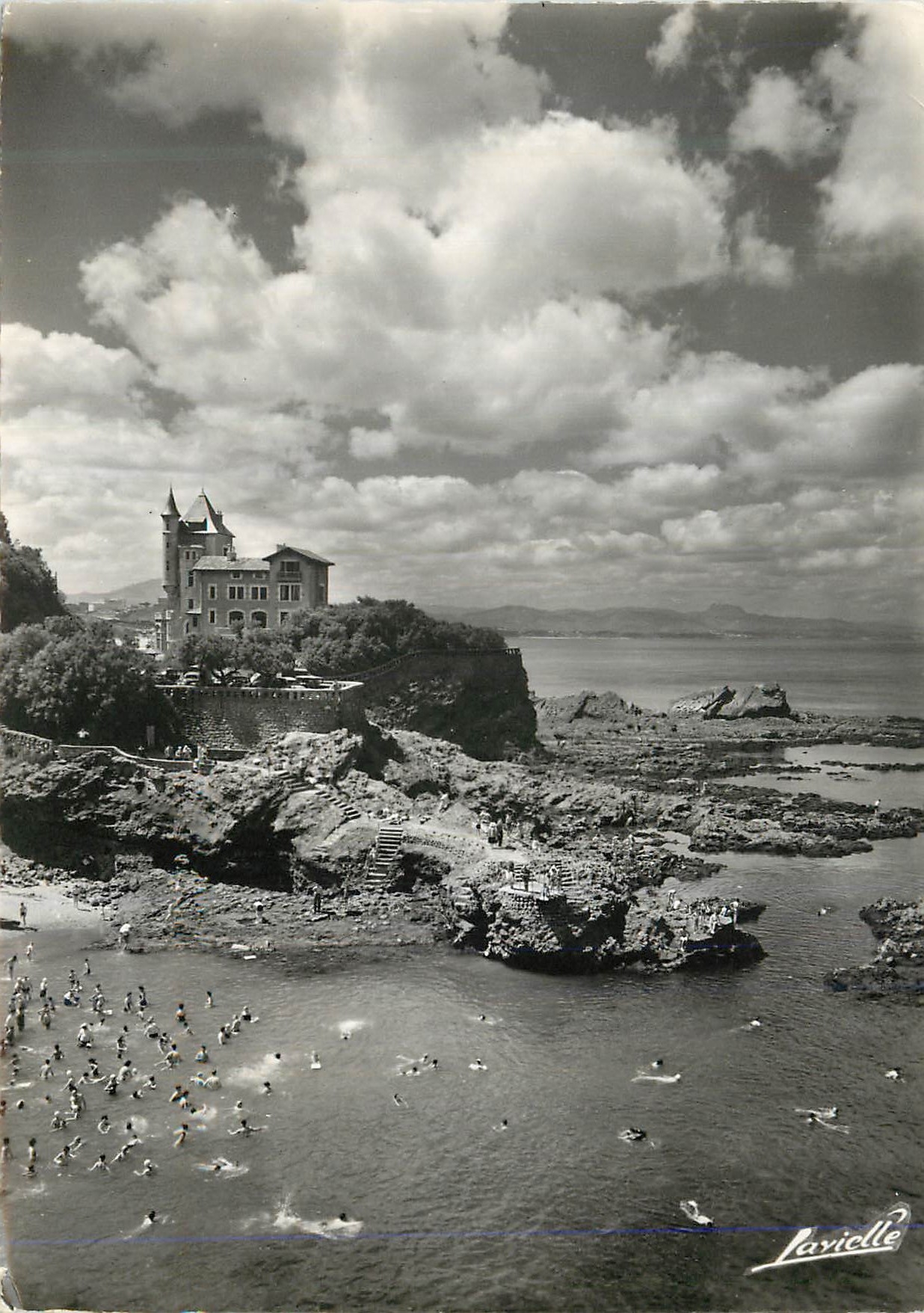 CPM Biarritz La Villa Belza Au fond la Chaine des Pyrenees