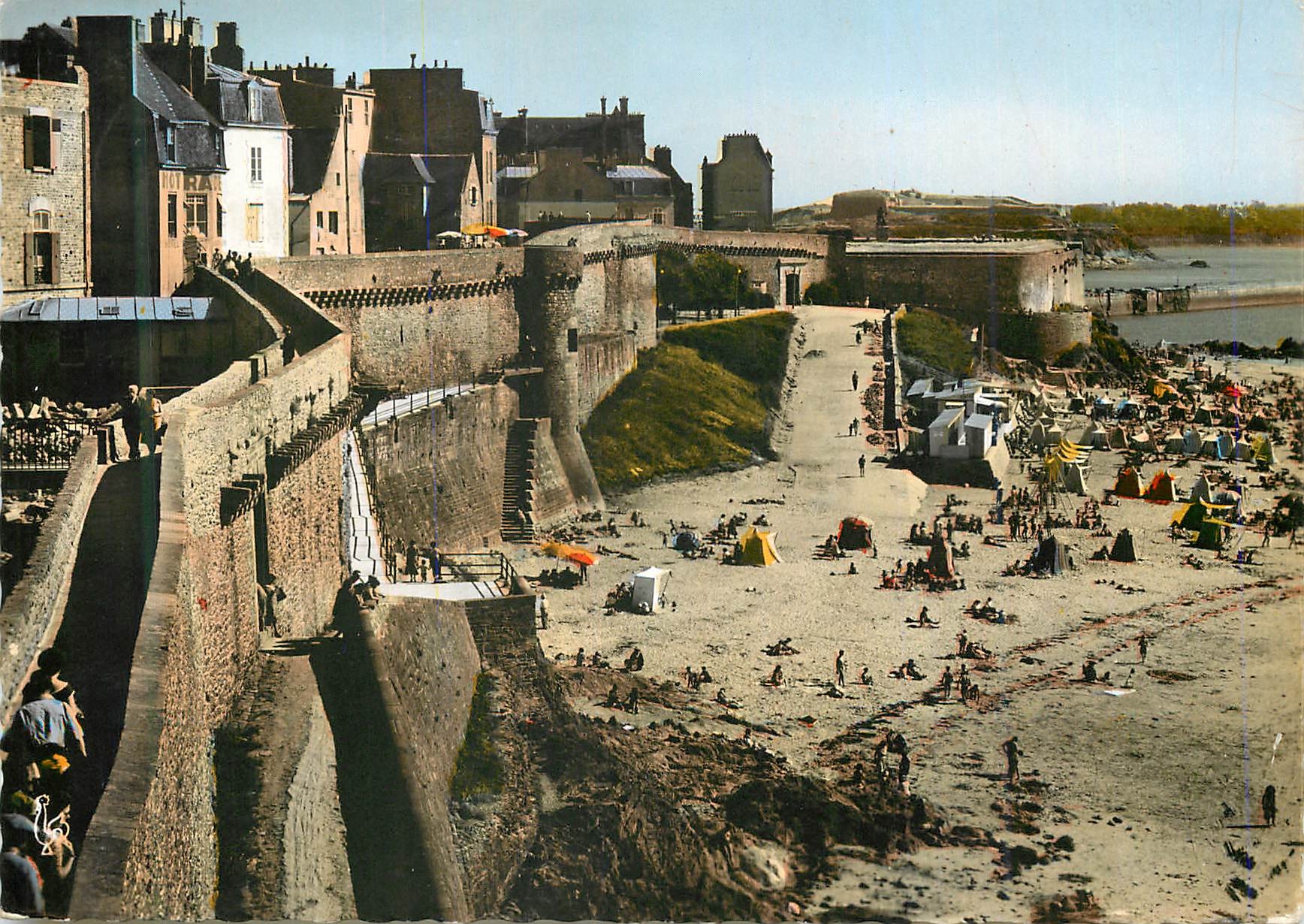 CPM Saint Malo La Plage Ban Secours et les Remparts