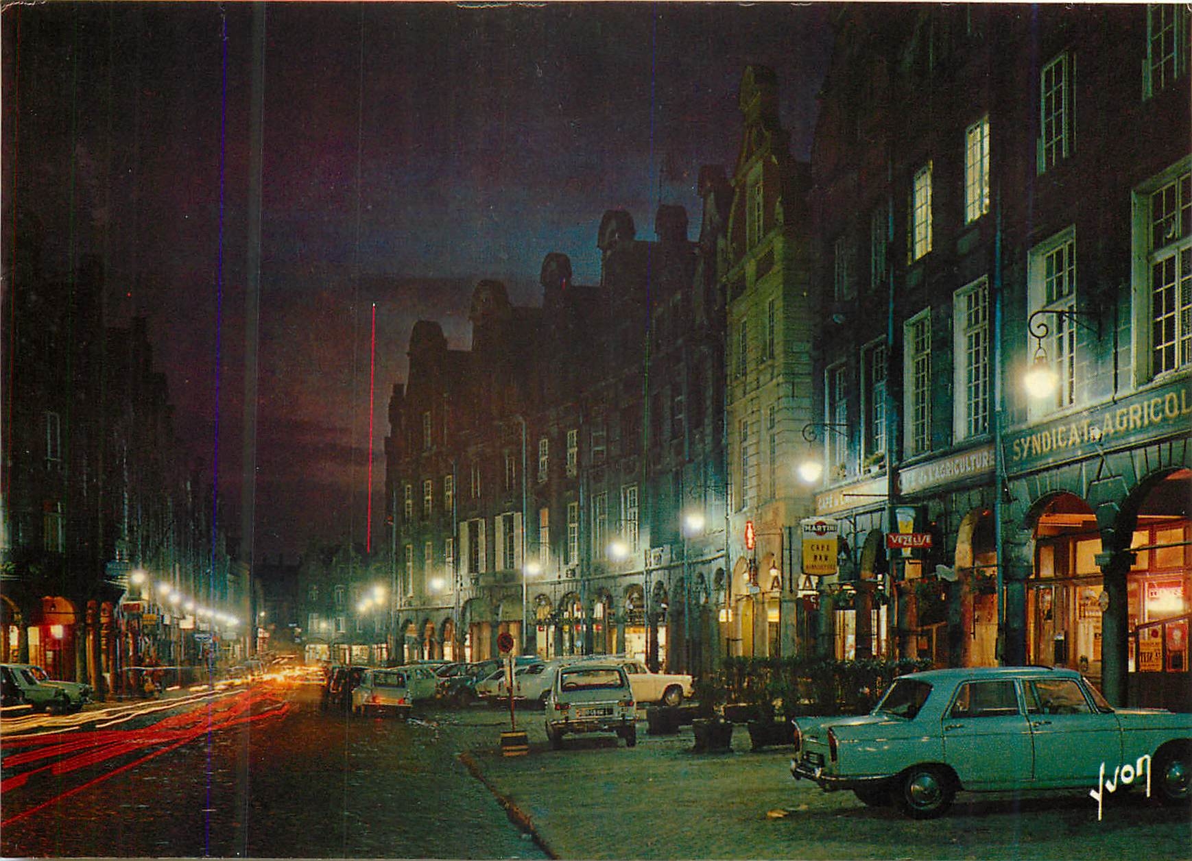 CPM Couleurs et Lumiere de France Arras Pas de Calais Grande Place et Rue de la Taillerie la nuit