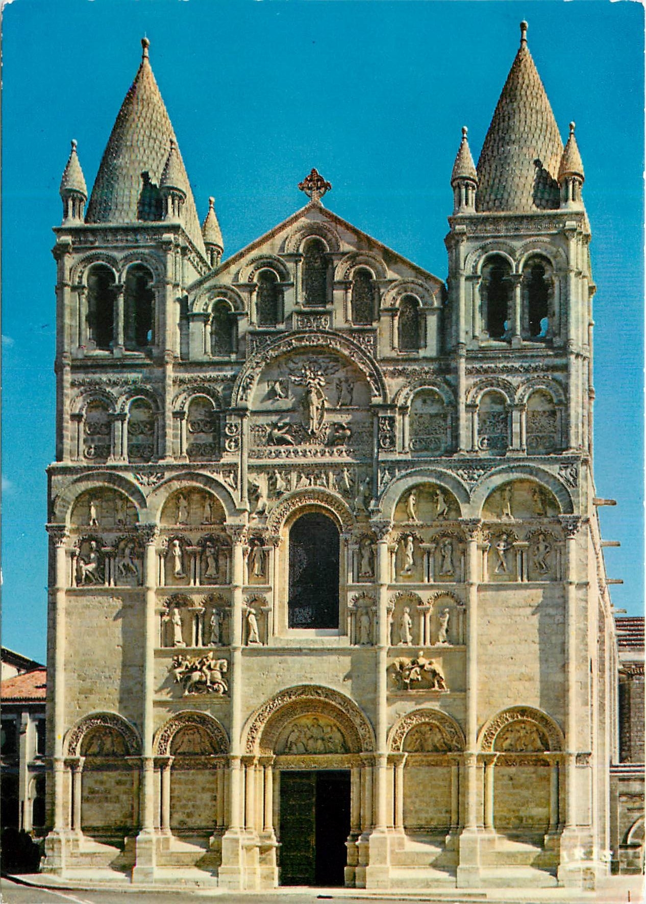 CPM Angouleme La Cathedrale St Pierre xiie siecle Un des plus beaux specimens de l art roman