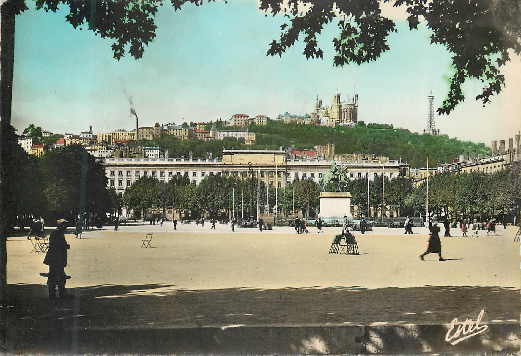 CPM Lyon Place Bellecourt et Celline de Fourviere