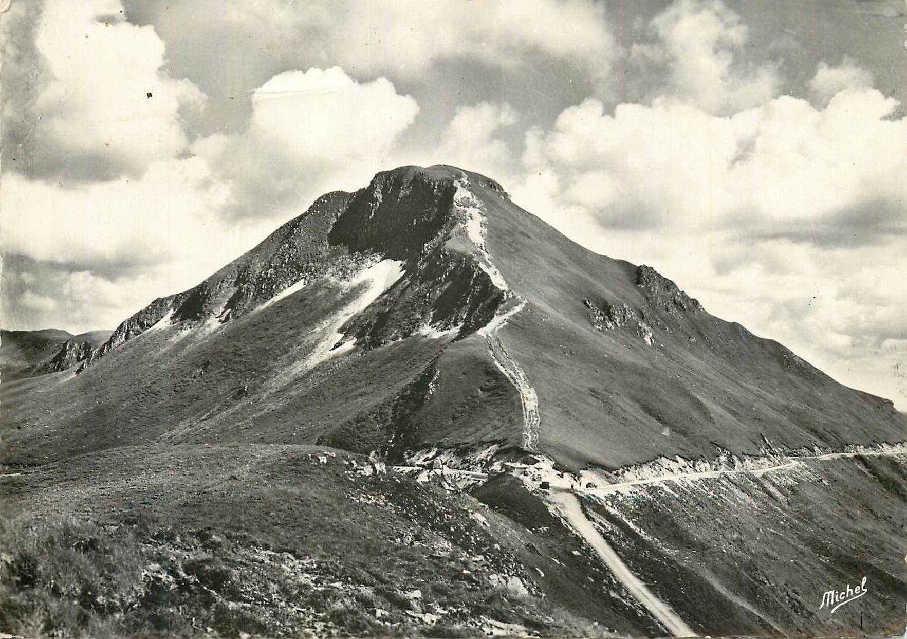 CPM Le Puy Mary (Alt 1787 m) LE Cantal Touristique par Michel Route de Mandaille