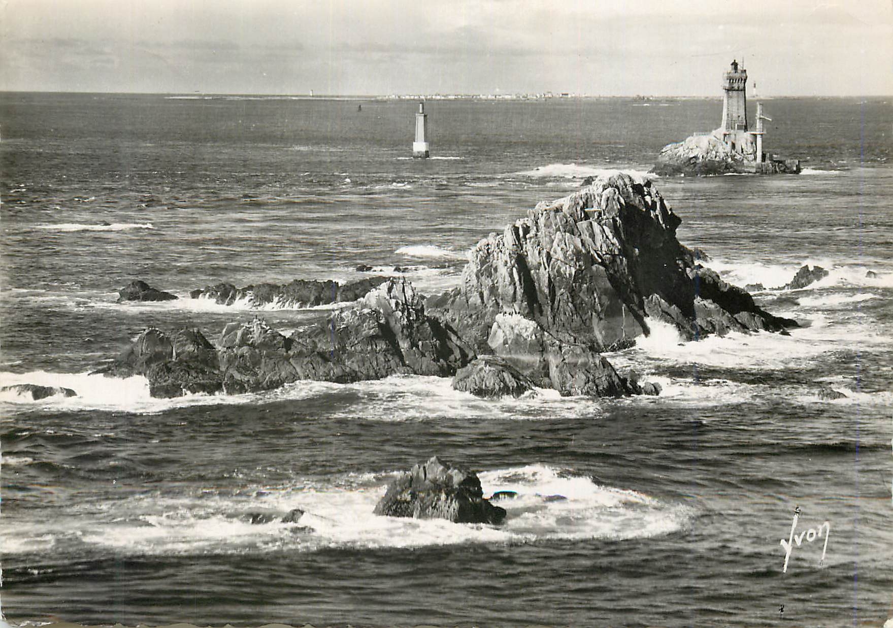 CPM Pointe du Raz (Finistere) Le Phare de la Vieille au Loin l'Ile de Sein