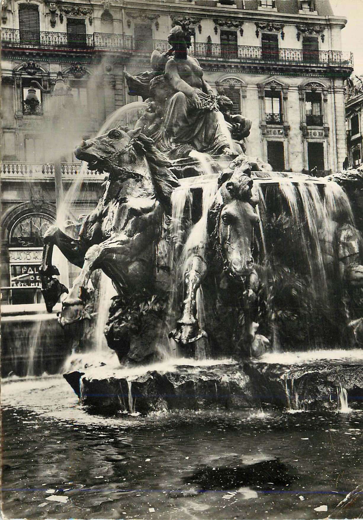 CPM Lyon Place des Terreaux Fontaine Bartholdi