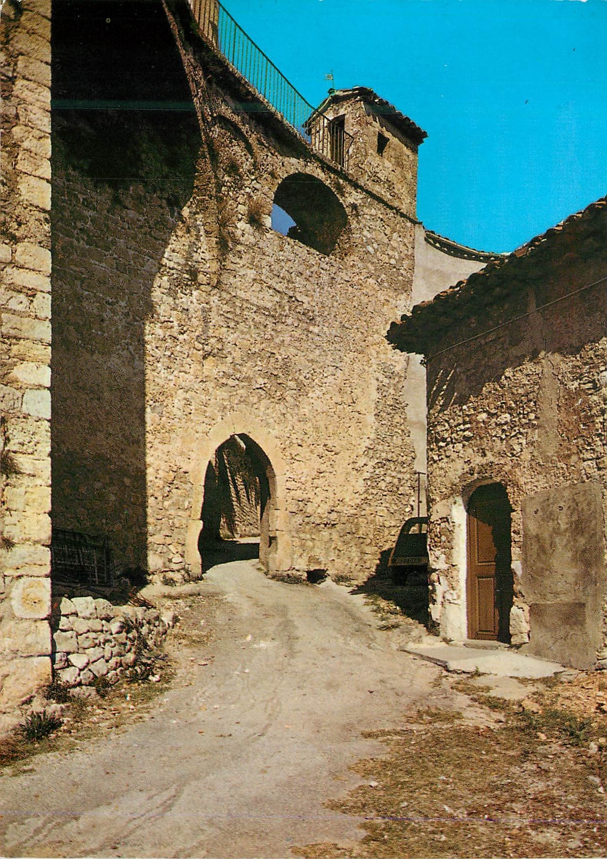 CPM Bargemon Le Haut Var (Alt 500 m) Les Remparts et la Tour du Guet