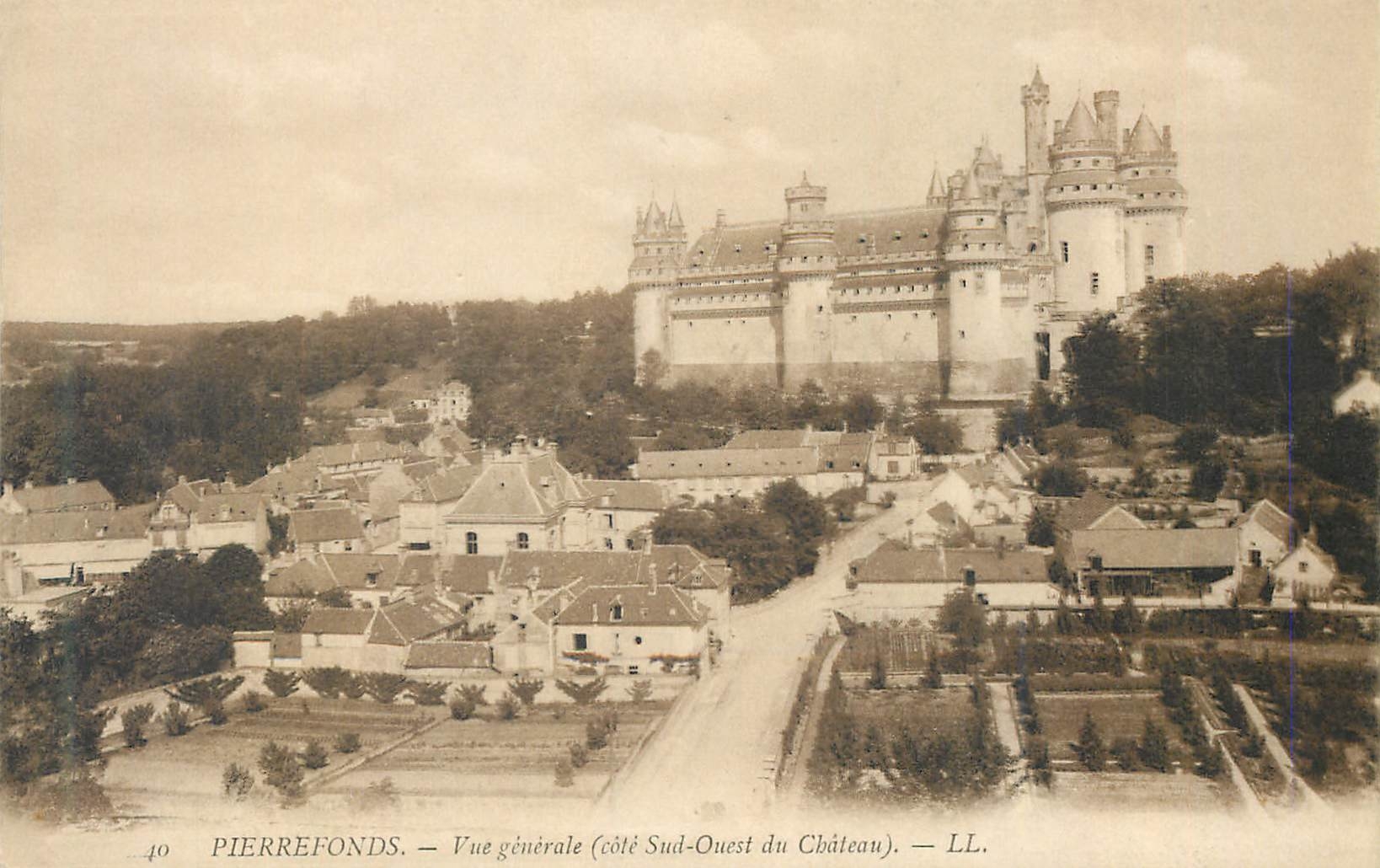 CPA Pierrefonds Vue Generale (Cote sud Ouest du Chateau)