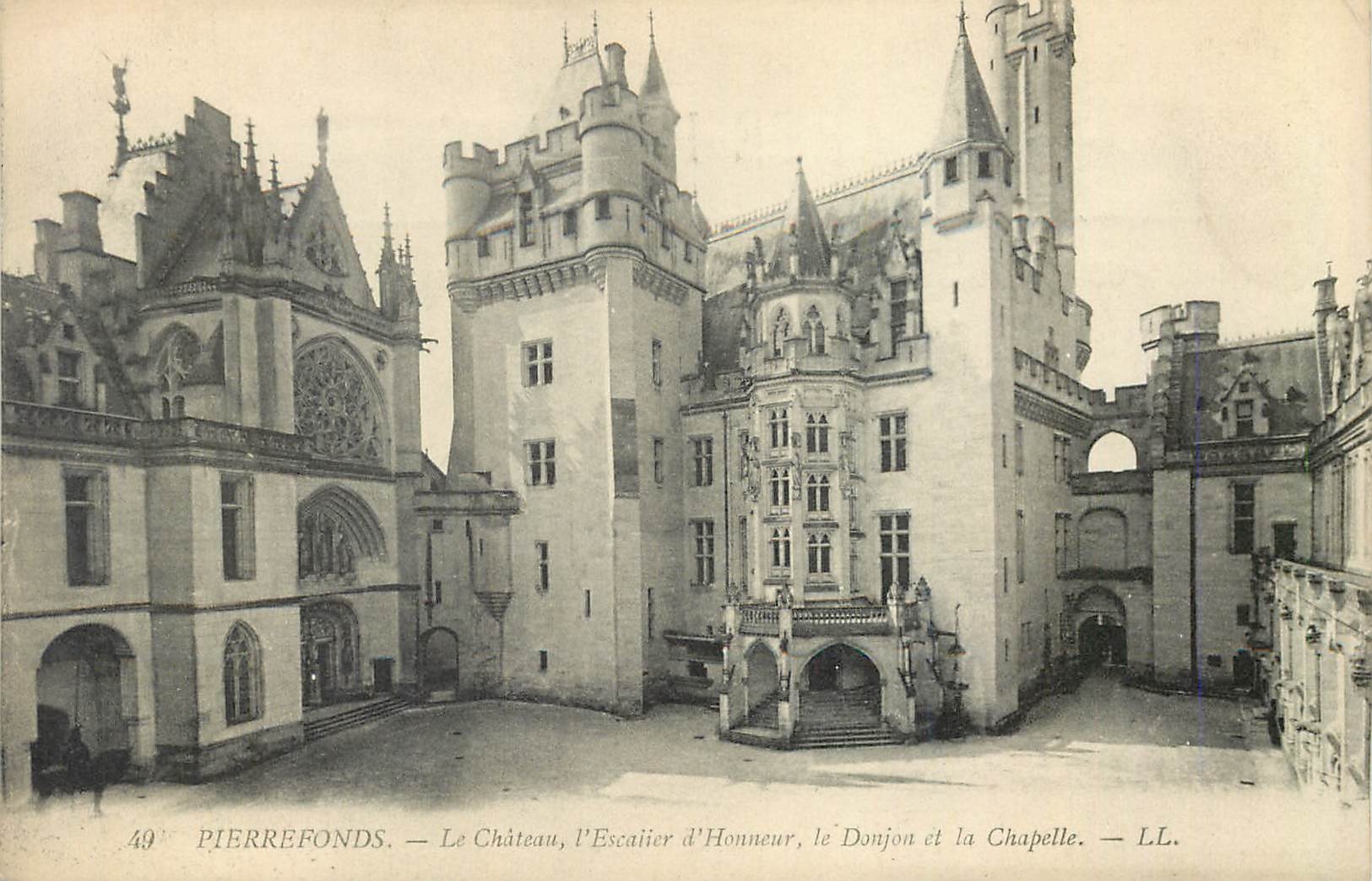 CPA Pierrefonds Le Chateau L'Escalier d'Honneur le Donjon et la Chapelle
