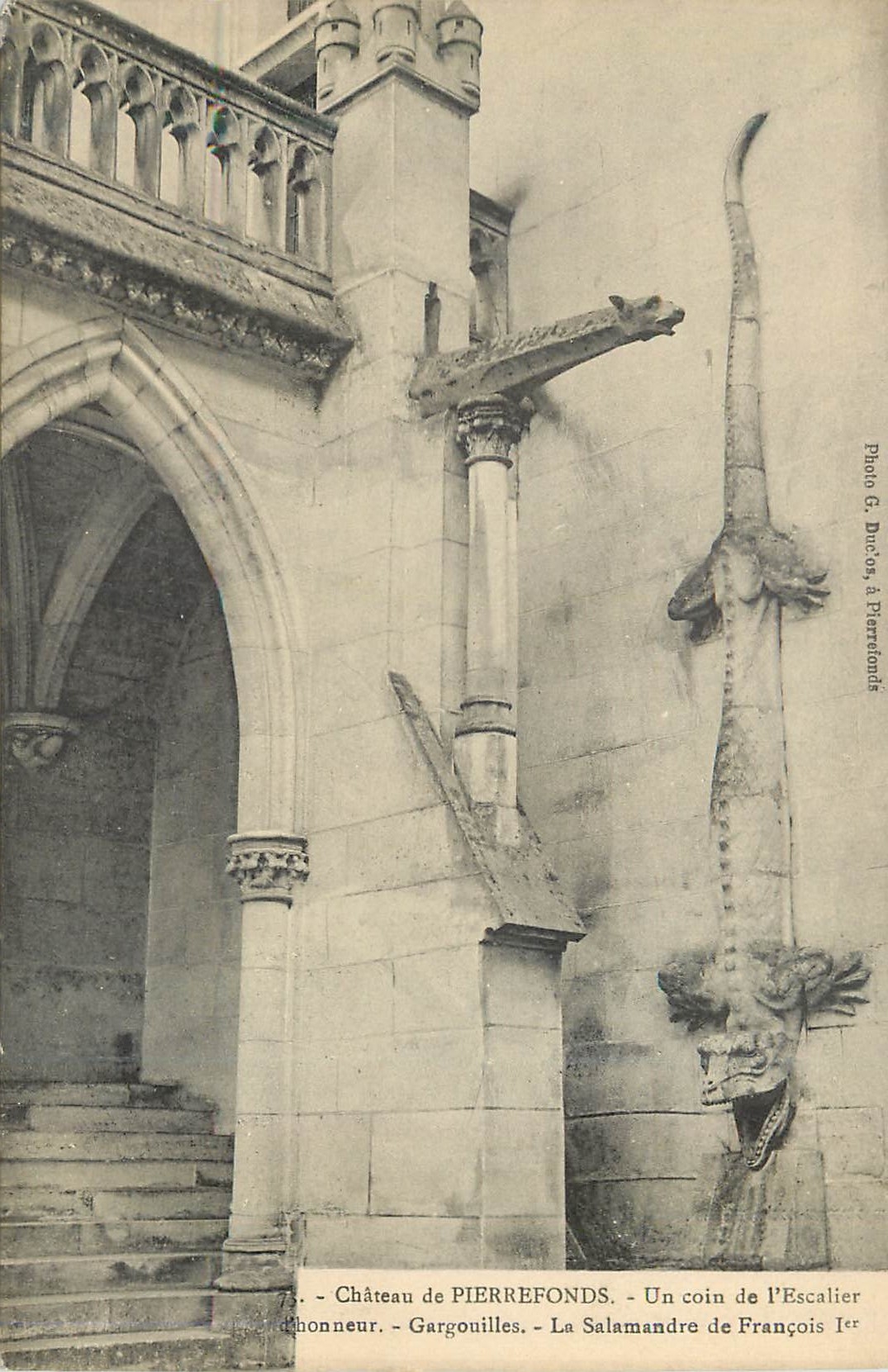 CPA Chateau de Pierrefonds Un Coin de l'Escalier d'Honneur Gargouilles La Salamandre de Francois Ier