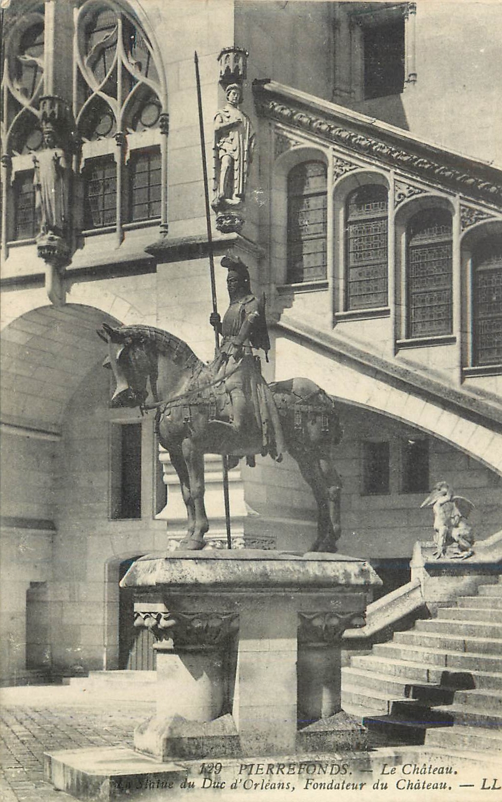 CPA Pierrefonds Le Chateau La Statue du Duc d'Orleans Fondateur du Chateau