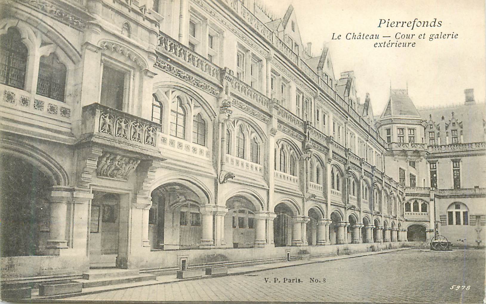CPA Pierrefonds Le Chateau Cour et Galerie Exterieure