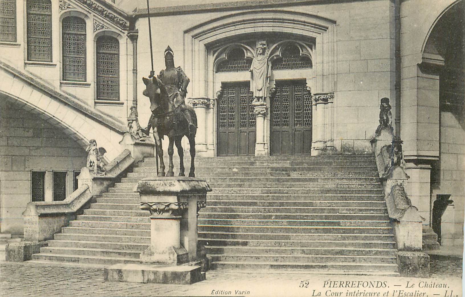 CPA Pierrefonds Le Chateau La Cour Interieure et l'Escalier
