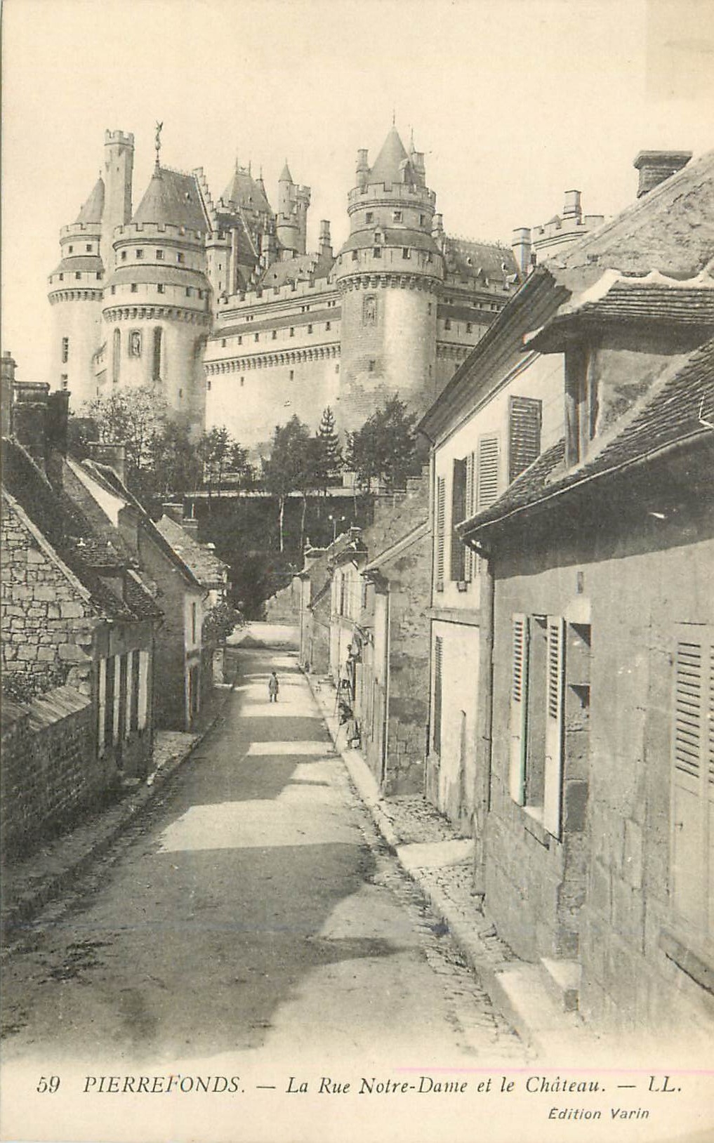 CPA Pierrefonds La Rue Notre Dame et le Chateau