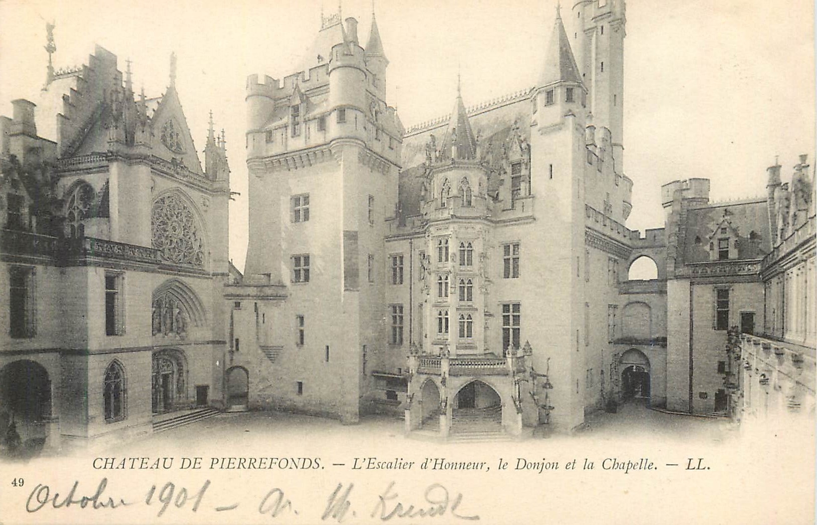 CPA Chateau de Pierrefonds L'Escalier d'Honneur Le Dinjon et la Chapelle