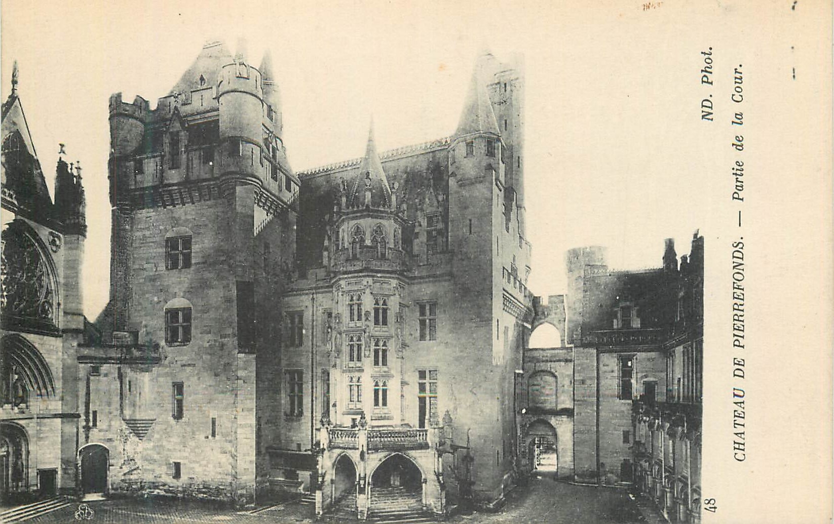 CPA Chateau de Pierrefonds Partie de la Cour