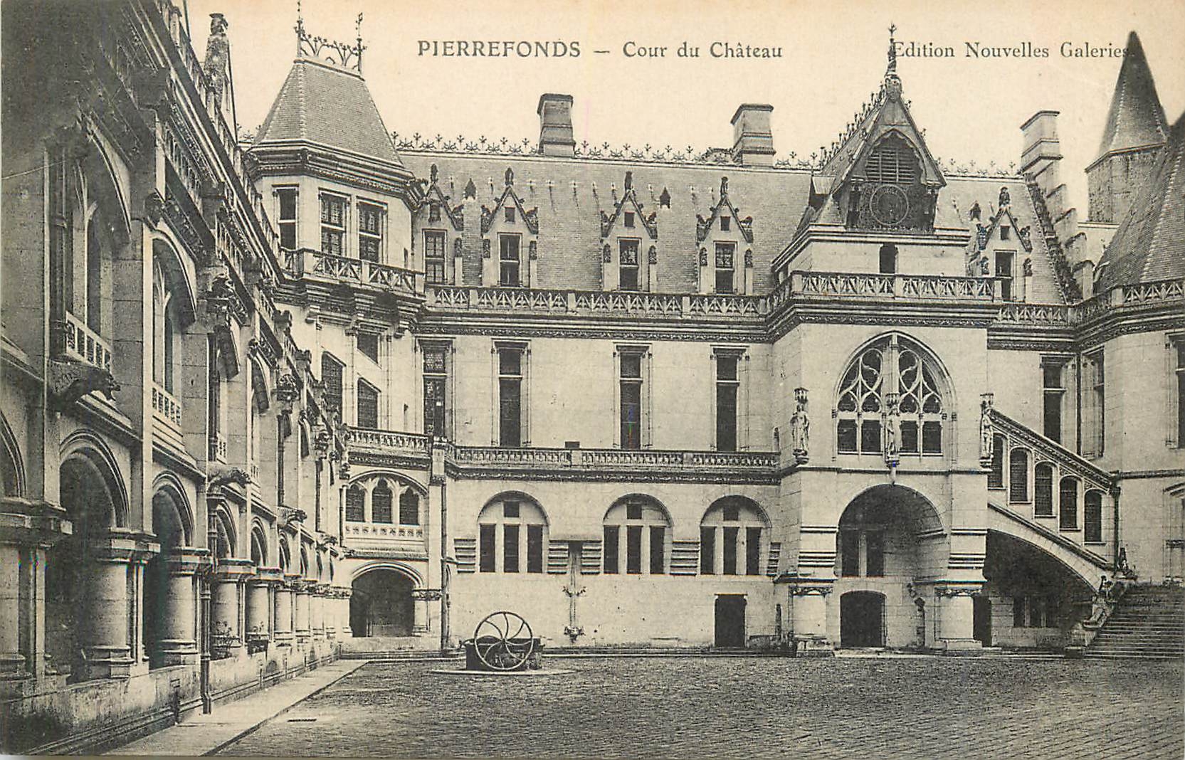 CPA Pierrefonds Cour du Chateau