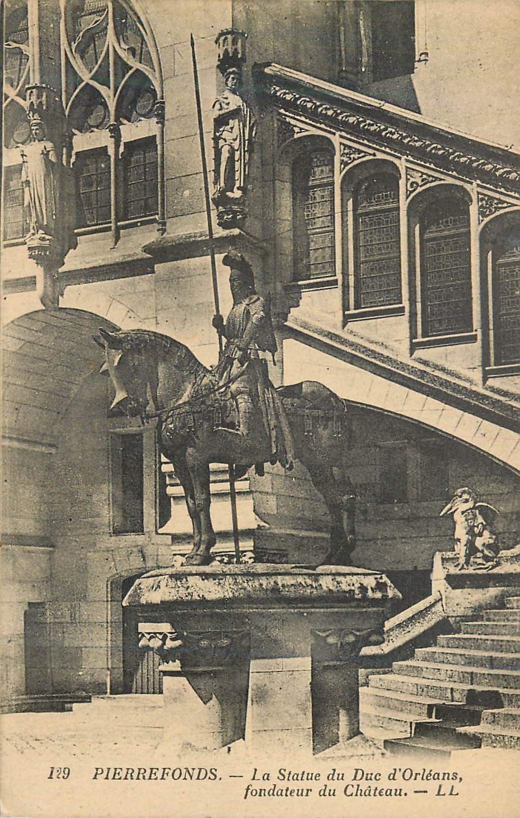 CPA Pierrefonds La Statue du Duc d'Orleans Fondateur du Chateau