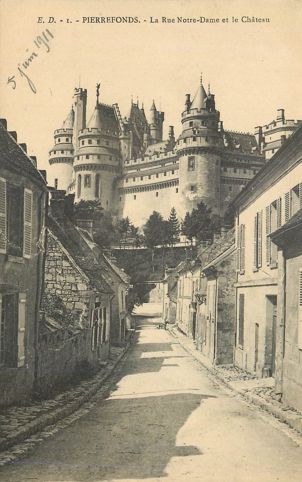 CPA Pierrefonds La Rue Notre Dame et la Chateau