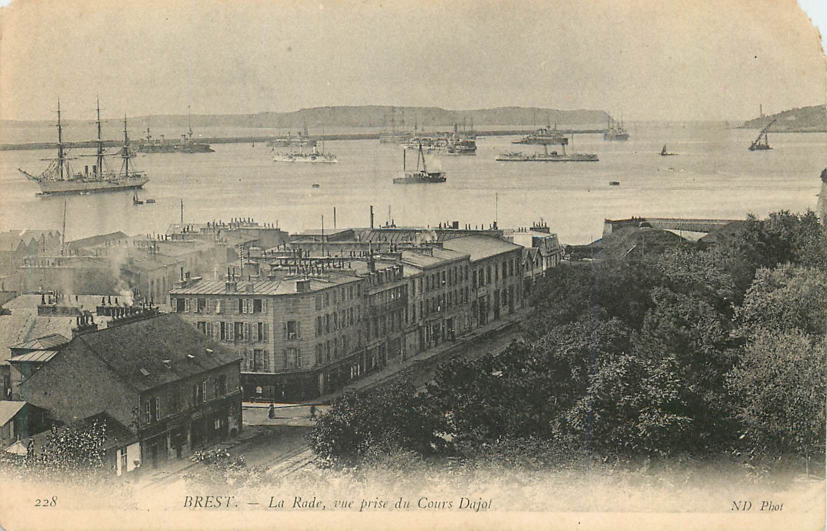 CPA Brest La Rade Vue prise du Cours Dajal Bateaux