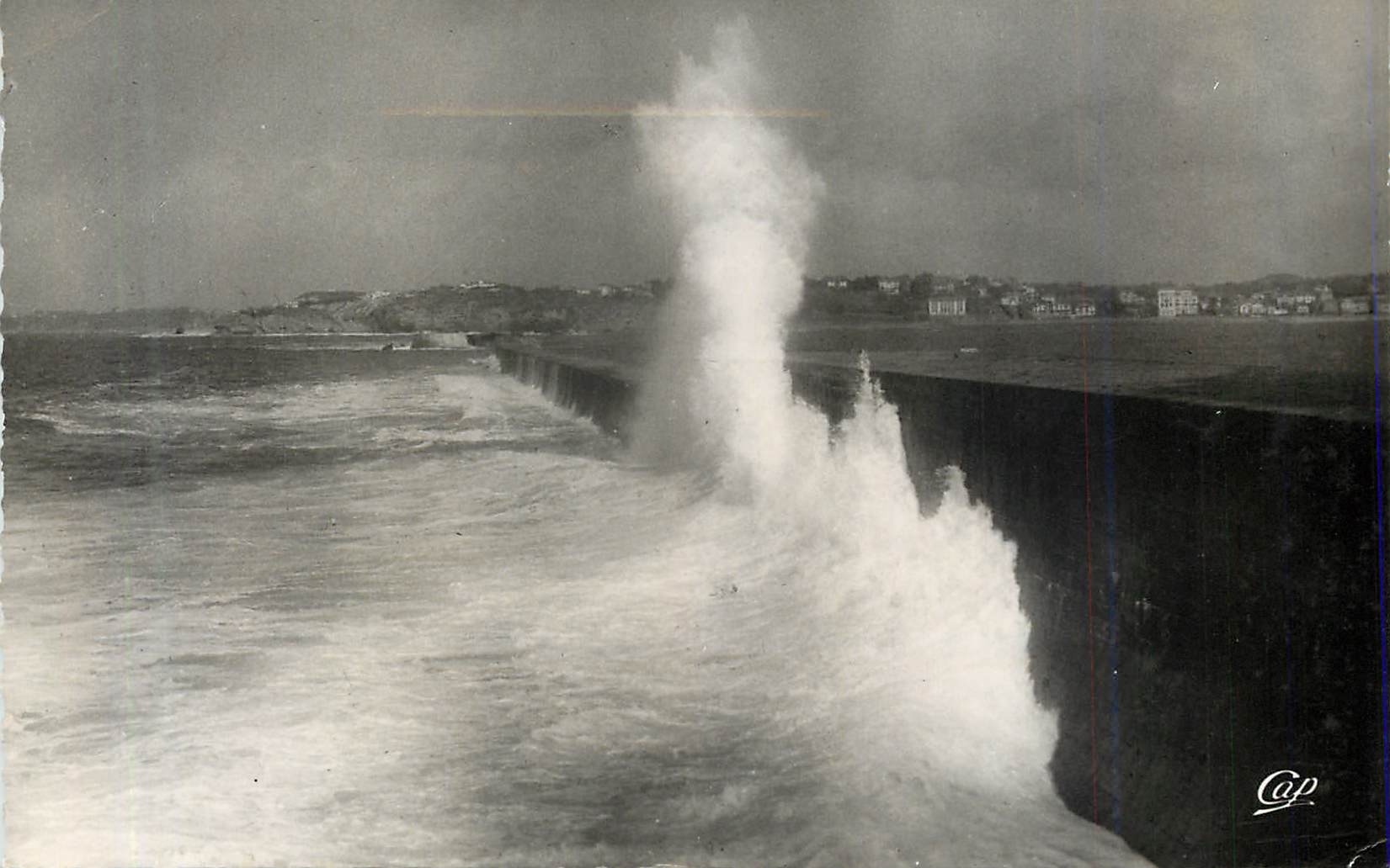 CPM 1290 saint jean de luz le socoa effet de vagues dans le fond saint jean de luz et la pointe de ste barbe