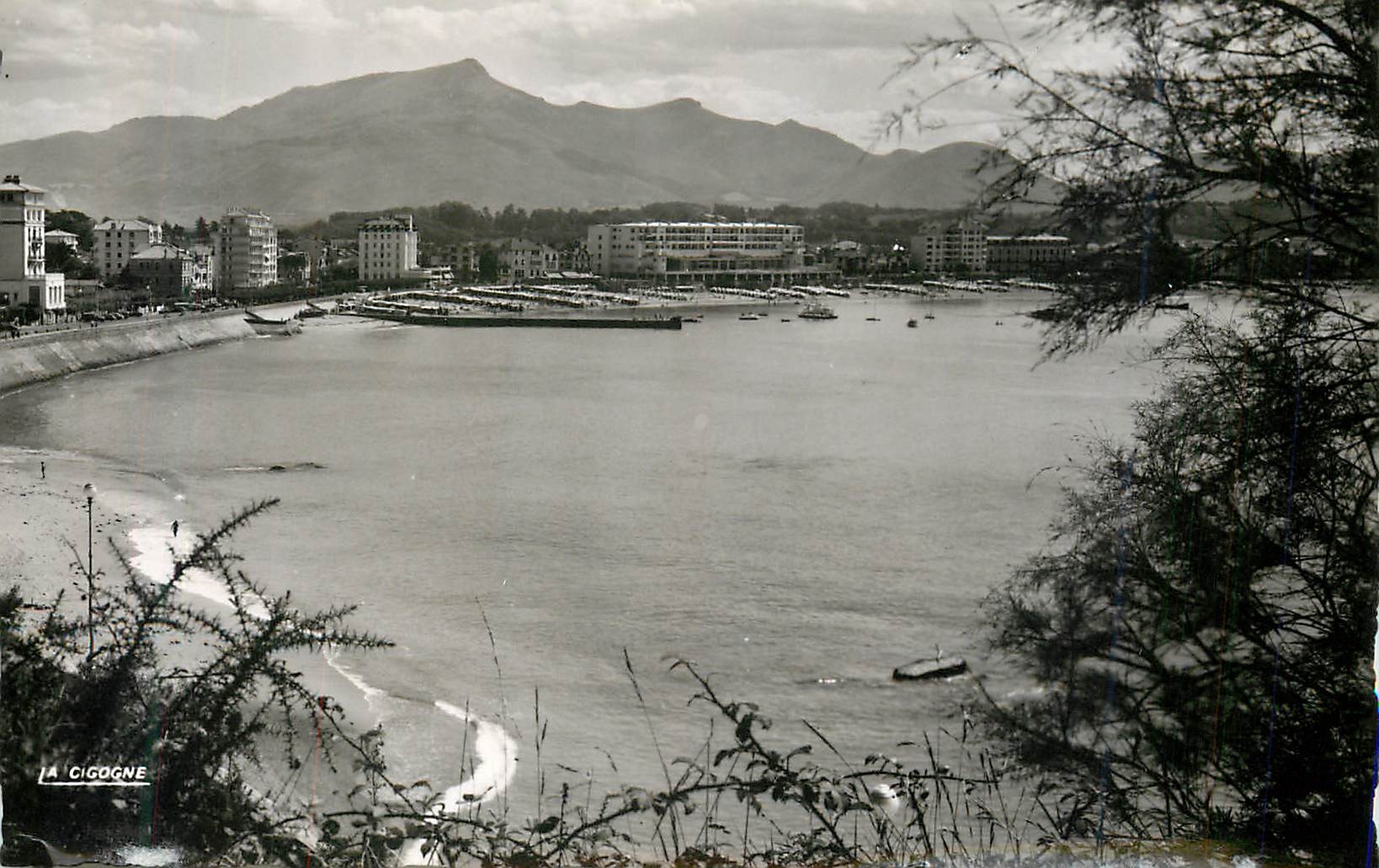 CPM 64 483 46 la cote basque saint jean de luz la plage et la rhune