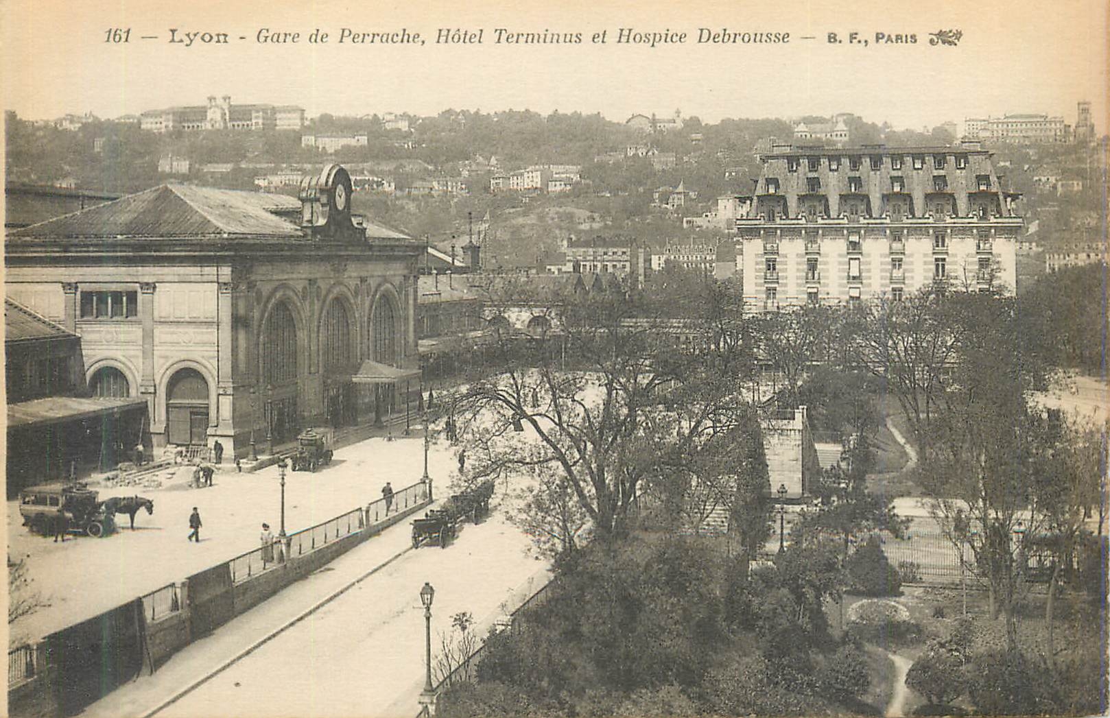 CPA 161 lyon gare de perrache hotel terminus et hospice debrousse