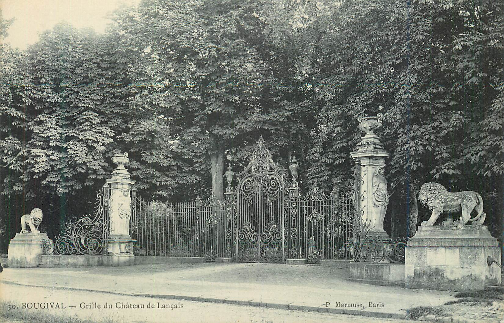 CPA 30 bougival grille du chateau de lancais Lion