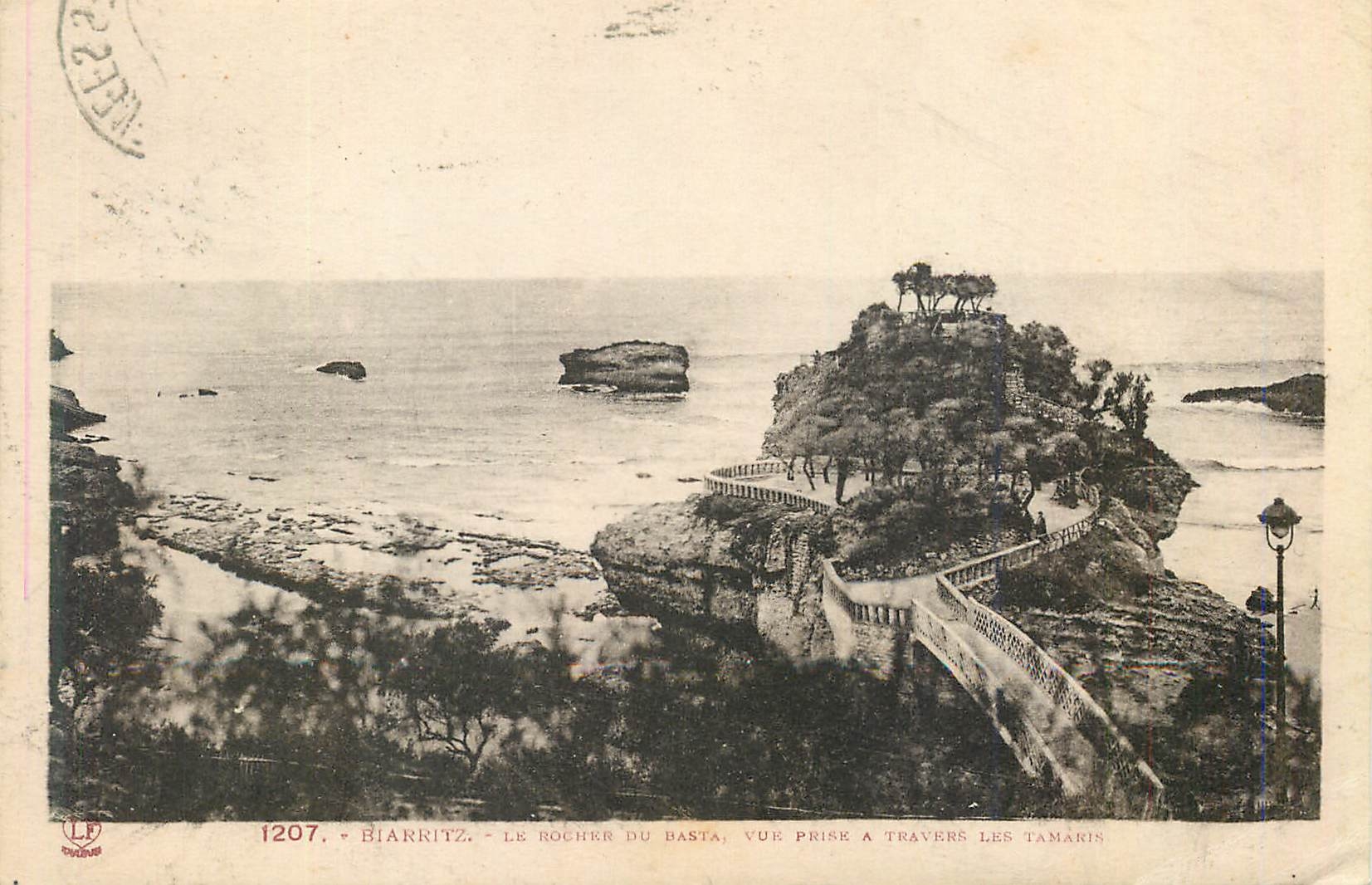 CPA 1207 biarritz Le rocher de Basta Vue prise a travers les tamaris