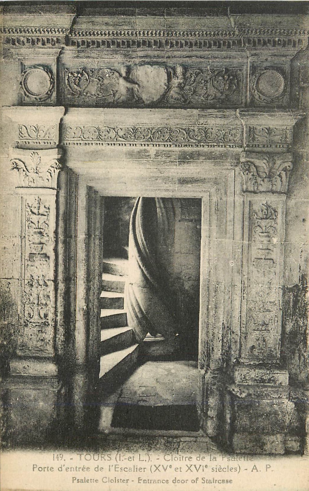 CPA 149 tours (i et l) cloite de la selette porte de l escalier (xv et xvi siecle)