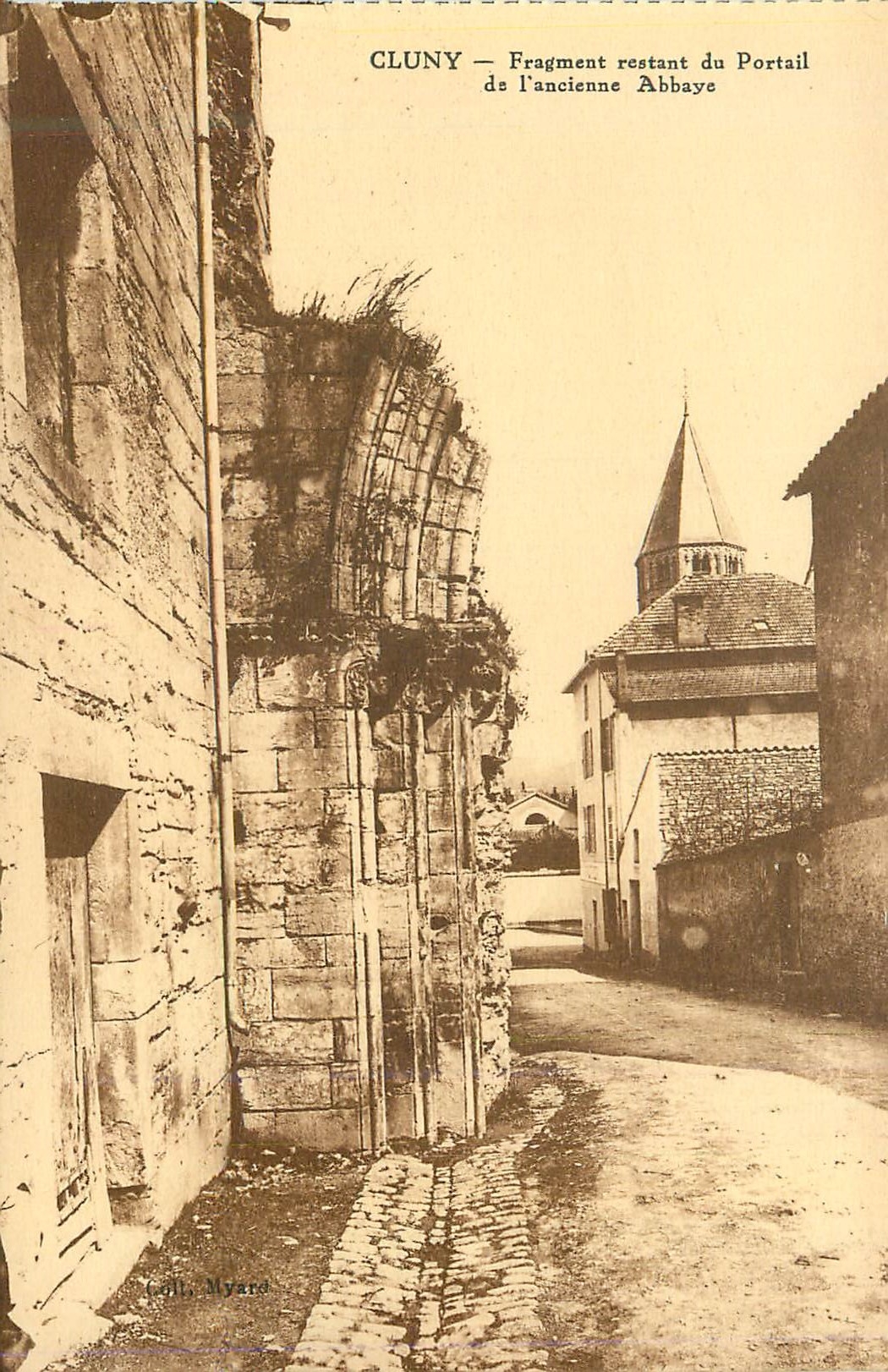 CPA Cluny fragment restant du portail de l ancienne abbaye