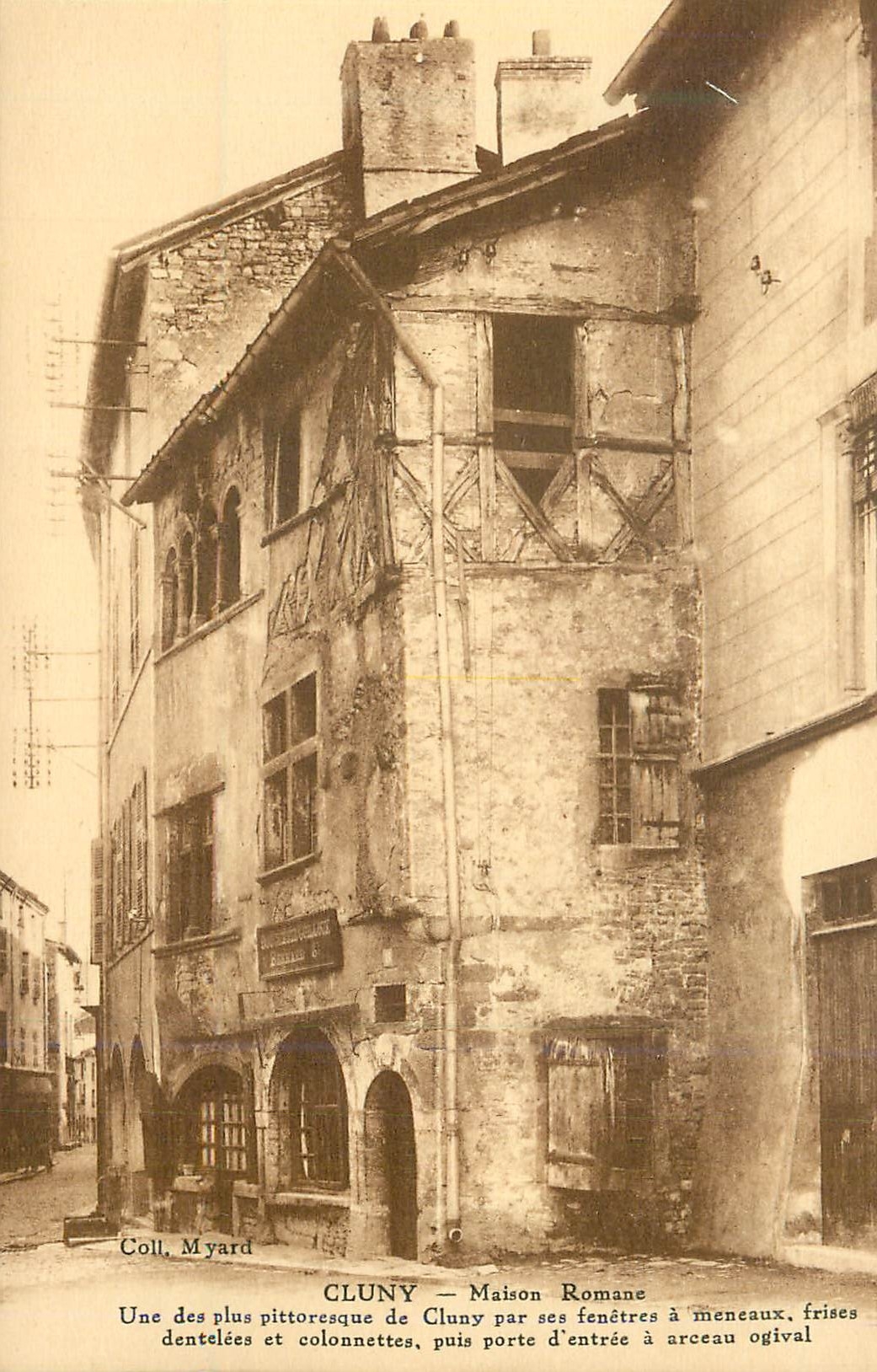 CPA Cluny maison romane