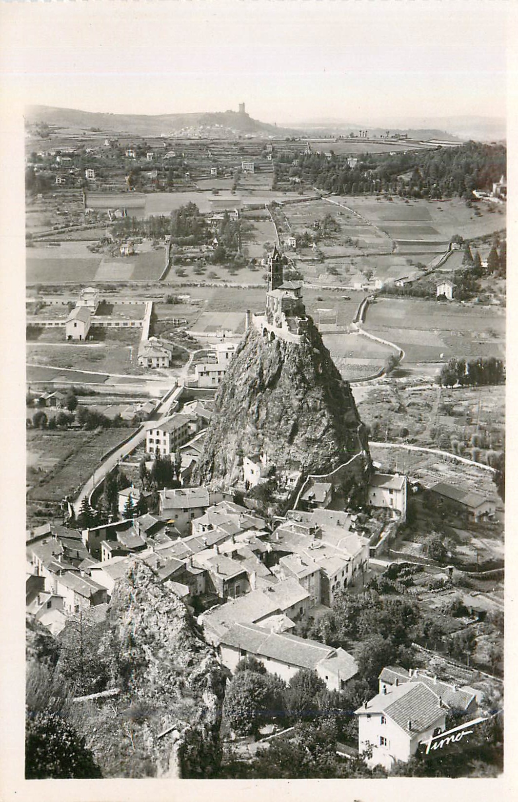 CPM 13 le puy(h l) aiguille et le rocher saint michel(dans le fond le donjon de polignac)