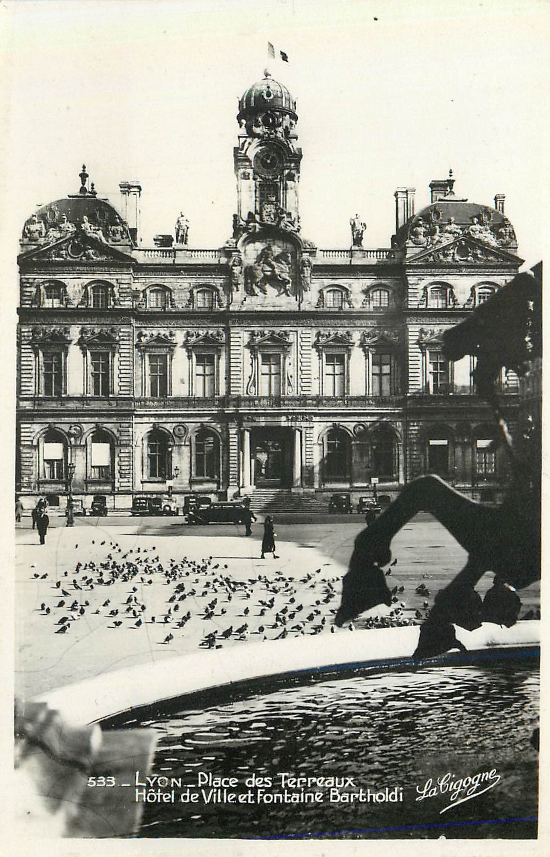 CPM 533 lyon place des terreaux hotel de ville et fontaine bartholdi