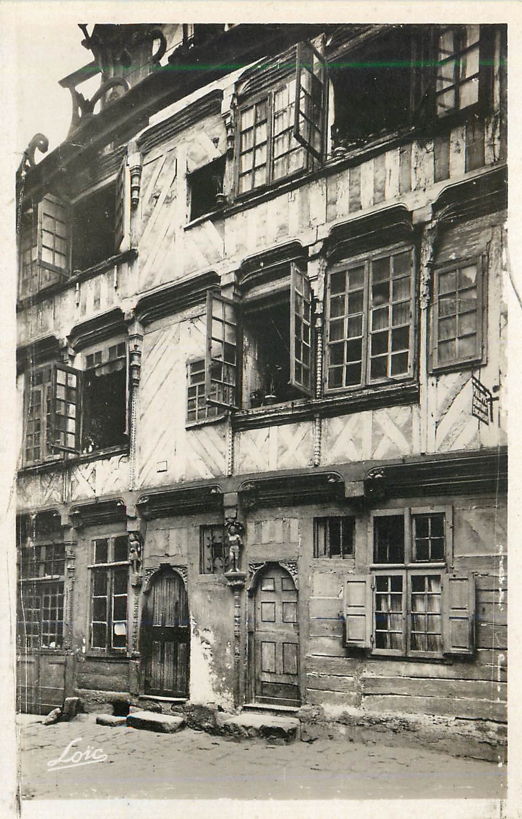 CPM 4457 rennes ancienne maison des chapelains de la cathedrale dite de du guesclin (xvi s)